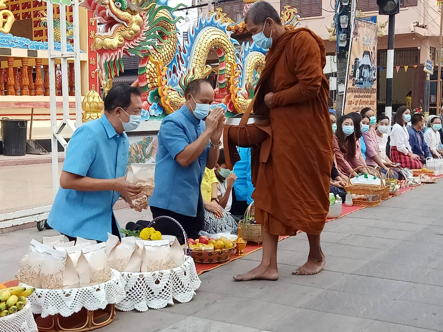 พช.ยโสธร ร่วมกิจกรรมทำบุญตักบาตรย้อนยุค “วิถีถิ่น วิถีไทย”  งานถนนคนเดินยโสธร (บ้านสิงห์ท่า)