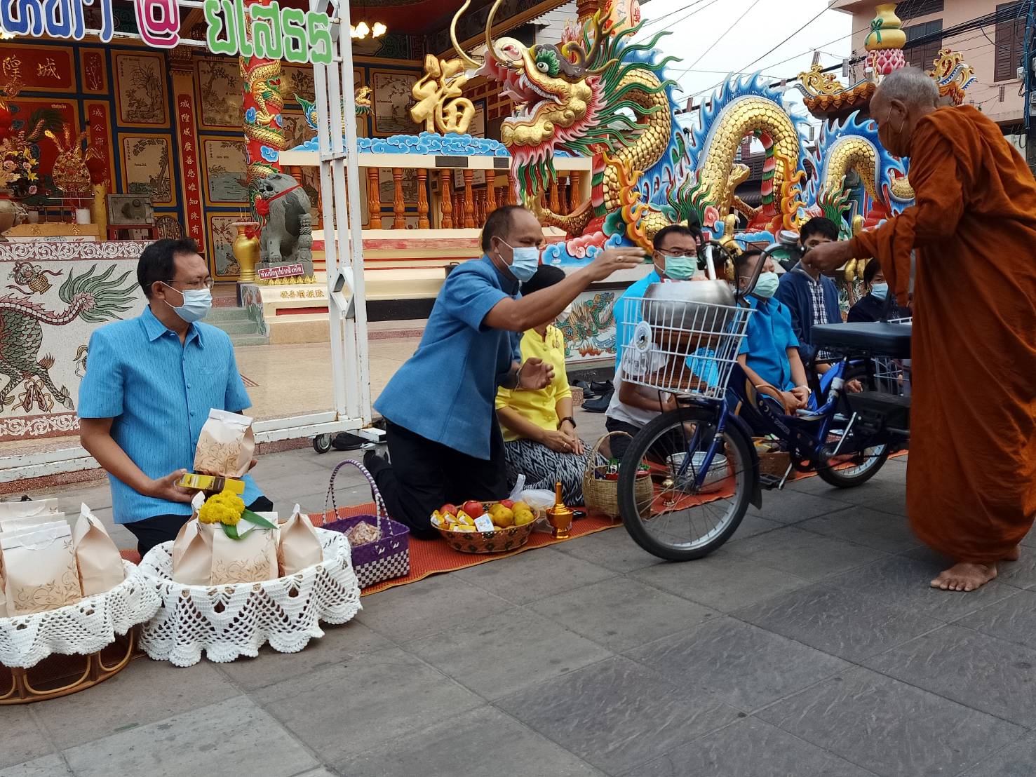 พช.ยโสธร ร่วมกิจกรรมทำบุญตักบาตรย้อนยุค “วิถีถิ่น วิถีไทย”  งานถนนคนเดินยโสธร (บ้านสิงห์ท่า)