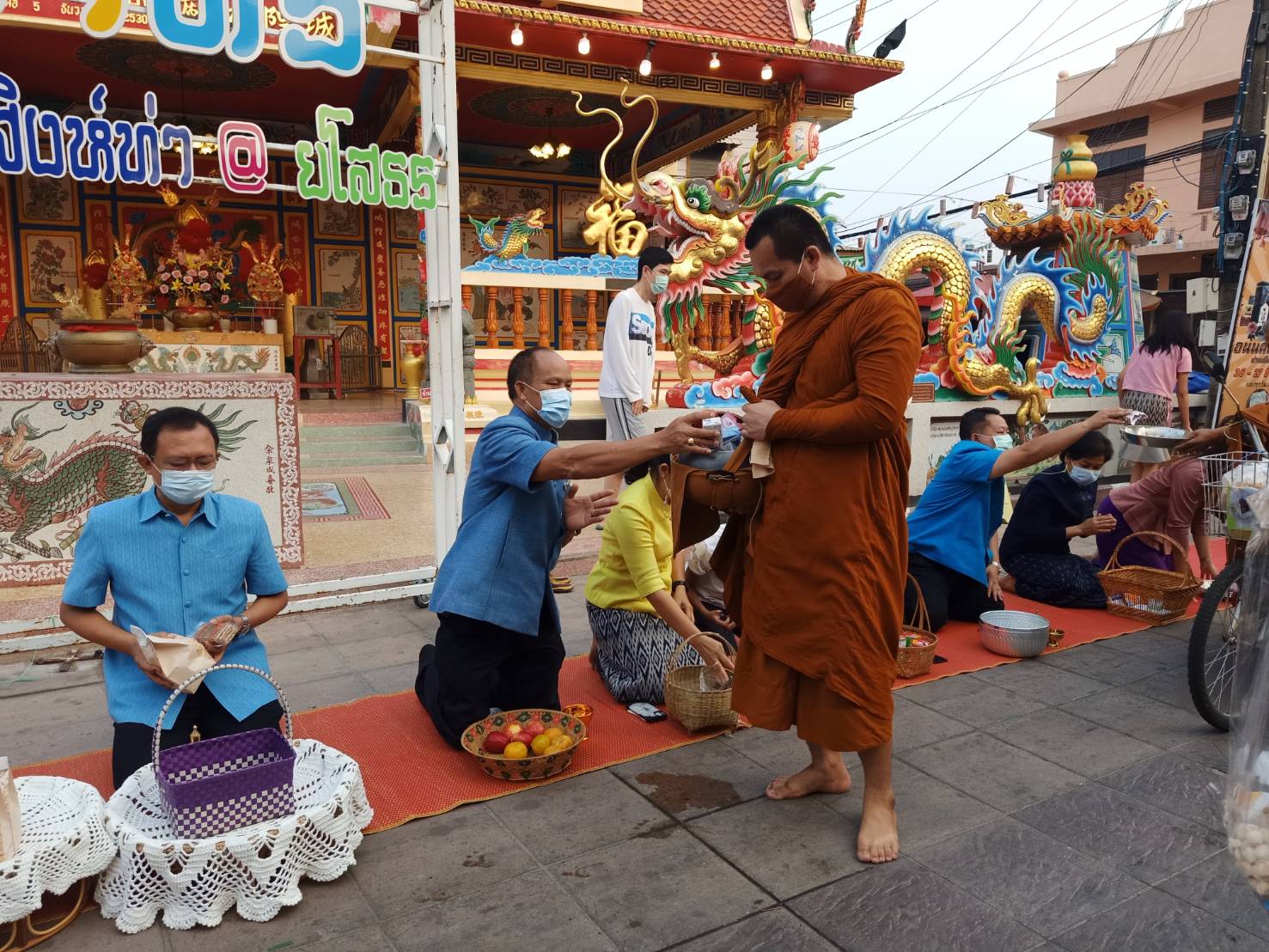 พช.ยโสธร ร่วมกิจกรรมทำบุญตักบาตรย้อนยุค “วิถีถิ่น วิถีไทย”  งานถนนคนเดินยโสธร (บ้านสิงห์ท่า)
