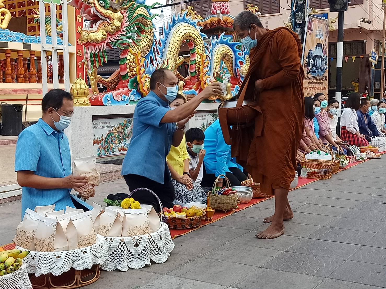 พช.ยโสธร ร่วมกิจกรรมทำบุญตักบาตรย้อนยุค “วิถีถิ่น วิถีไทย”  งานถนนคนเดินยโสธร (บ้านสิงห์ท่า)