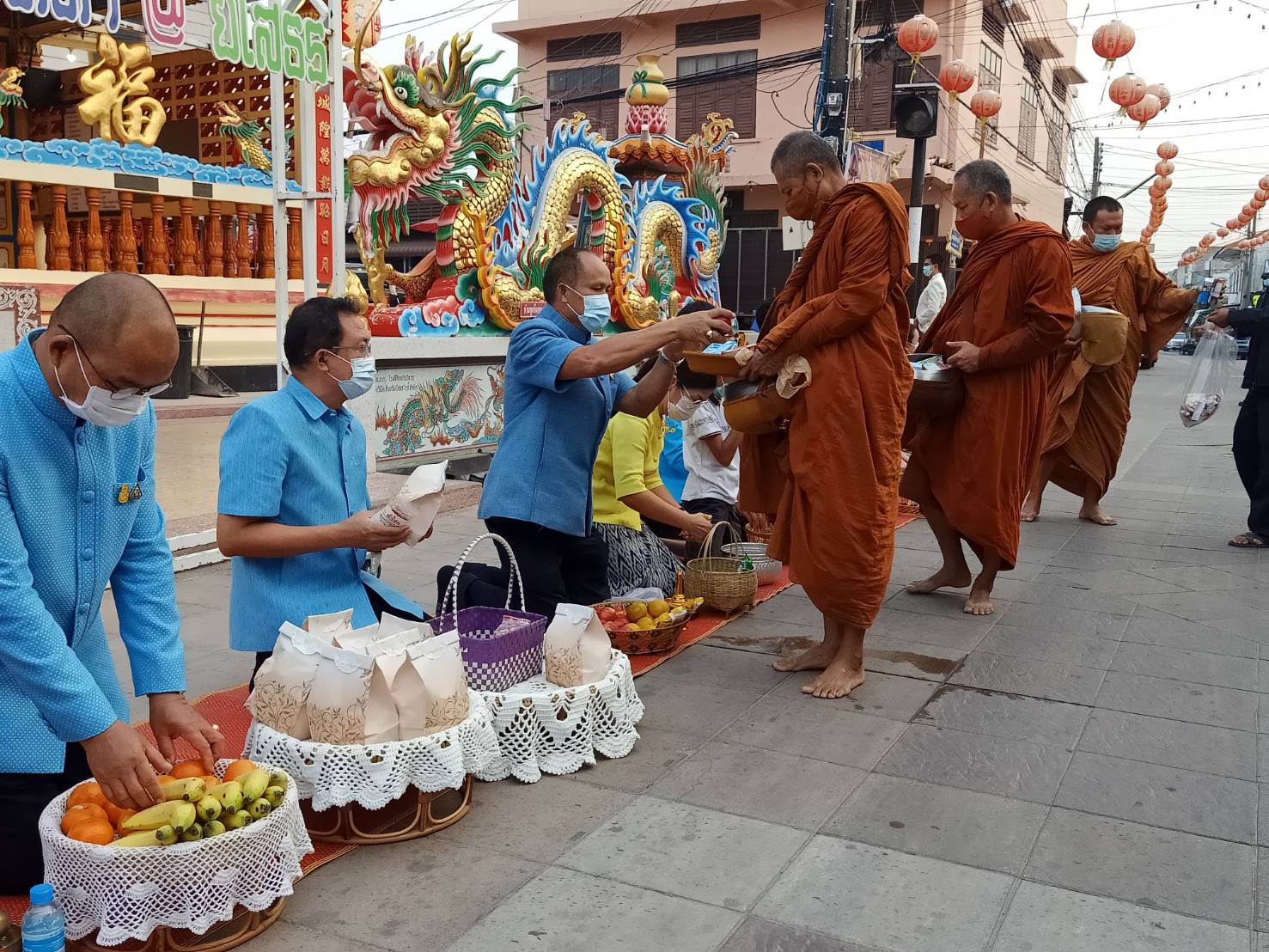พช.ยโสธร ร่วมกิจกรรมทำบุญตักบาตรย้อนยุค “วิถีถิ่น วิถีไทย”  งานถนนคนเดินยโสธร (บ้านสิงห์ท่า)