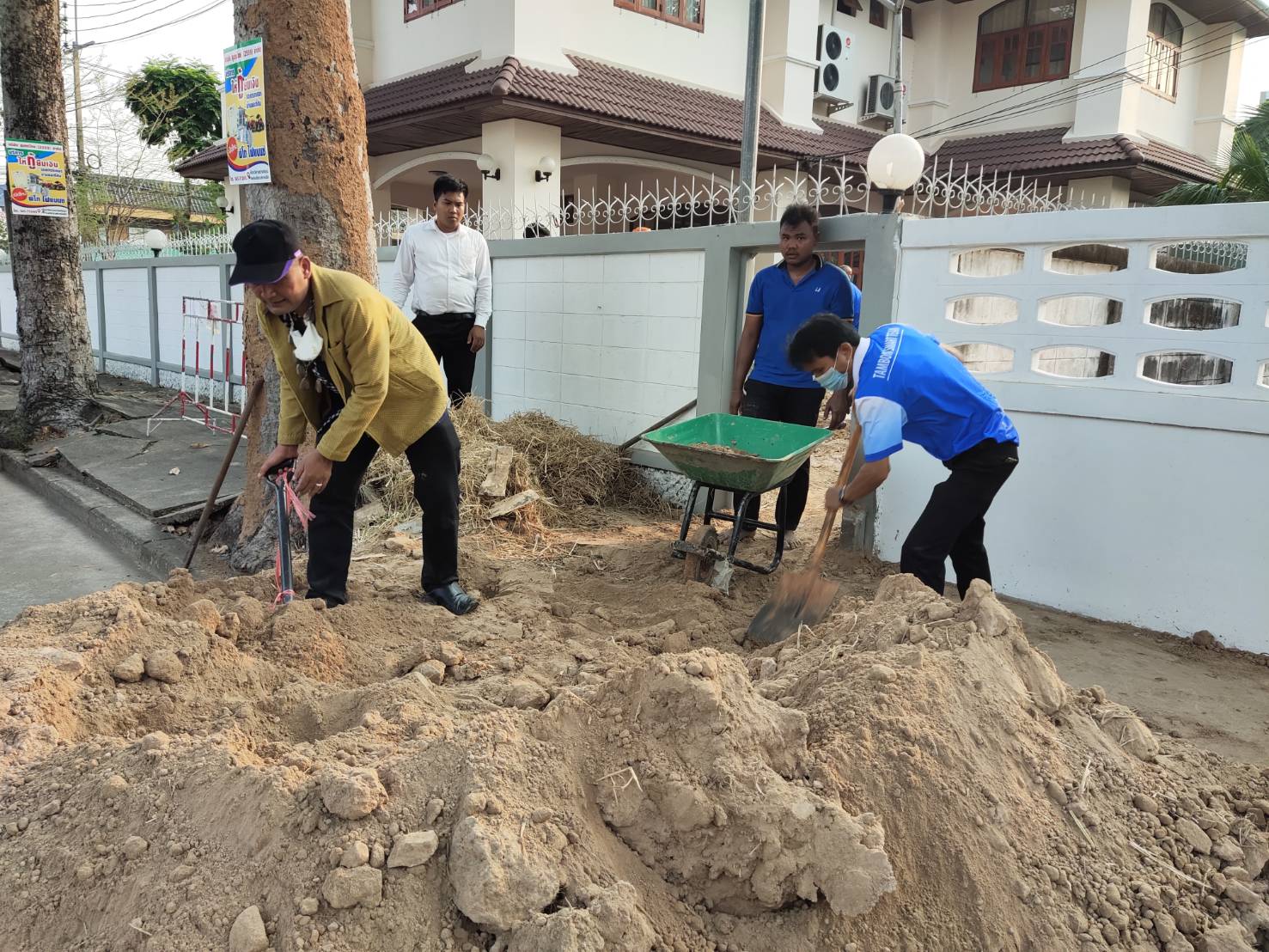 พช.ยโสธร เอามื้อสามัคคีเตรียมพื้นที่ดำเนินการ ตามแนวทางการน้อมนำแนวพระราชดำริ ของสมเด็จพระกนิษฐาธิราชเจ้า กรมสมเด็จพระเทพรัตนราชสุดาฯ สยามบรมราชกุมารี สร้างความ มั่นคงทางอาหาร สู่ปฏิบัติการ 90 วัน ปลูกผักสวนครัวเพื่อสร้างความมั่นคงทางอาหาร รอบ 2