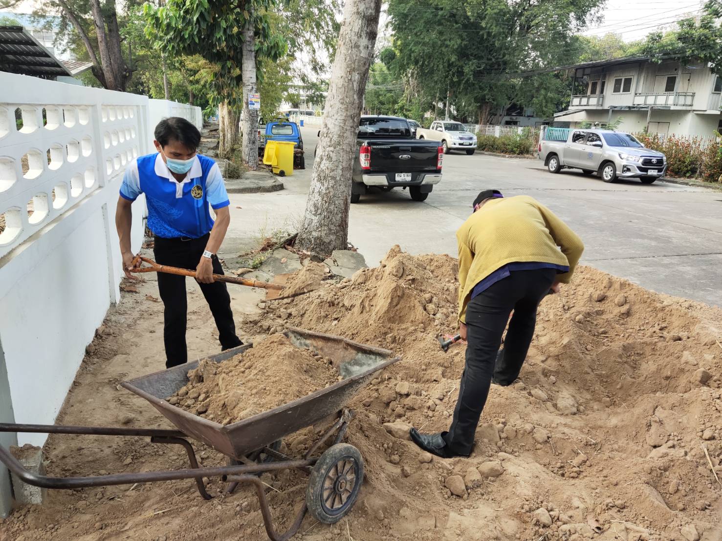 พช.ยโสธร เอามื้อสามัคคีเตรียมพื้นที่ดำเนินการ ตามแนวทางการน้อมนำแนวพระราชดำริ ของสมเด็จพระกนิษฐาธิราชเจ้า กรมสมเด็จพระเทพรัตนราชสุดาฯ สยามบรมราชกุมารี สร้างความ มั่นคงทางอาหาร สู่ปฏิบัติการ 90 วัน ปลูกผักสวนครัวเพื่อสร้างความมั่นคงทางอาหาร รอบ 2