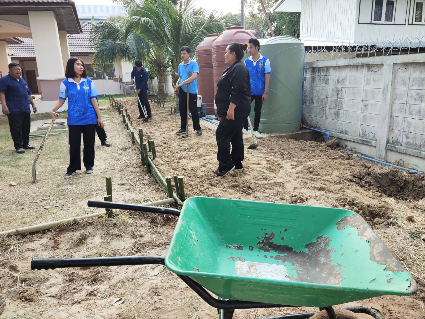พช.ยโสธร เอามื้อสามัคคีเตรียมพื้นที่ดำเนินการ ตามแนวทางการน้อมนำแนวพระราชดำริ ของสมเด็จพระกนิษฐาธิราชเจ้า กรมสมเด็จพระเทพรัตนราชสุดาฯ สยามบรมราชกุมารี สร้างความ มั่นคงทางอาหาร สู่ปฏิบัติการ 90 วัน ปลูกผักสวนครัวเพื่อสร้างความมั่นคงทางอาหาร รอบ 2