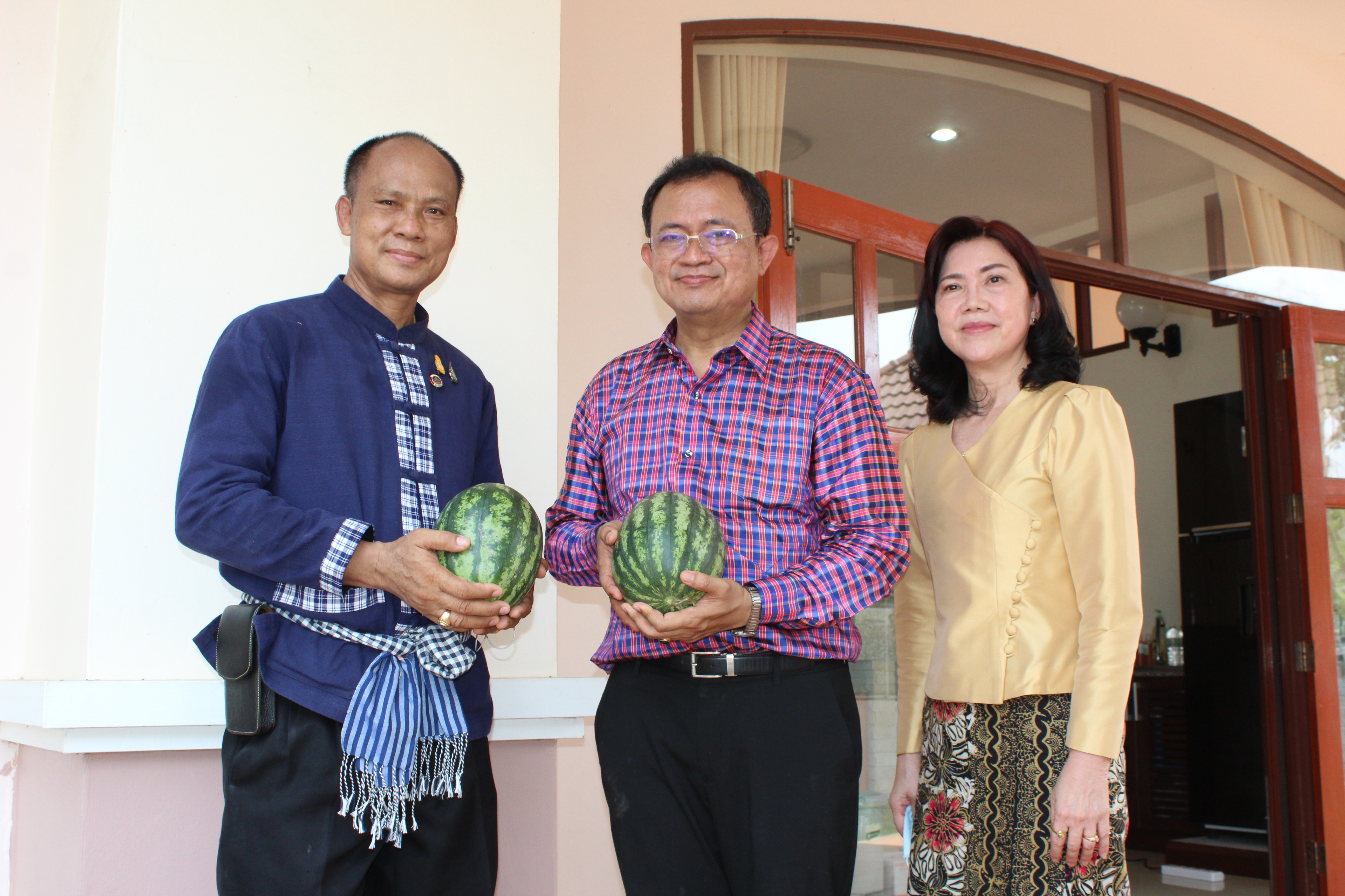 พ่อเมืองยโสธร พร้อมด้วยนายกเหล่ากาชาดจังหวัดยโสธร นำทีม พช.ยโสธร ปฏิบัติการ 90 วัน “ปลูกผักสวนครัวเพื่อสร้างความมั่นคงทางอาหาร” รอบ 2 ณ จวนผู้ว่าราชการจังหวัดยโสธร