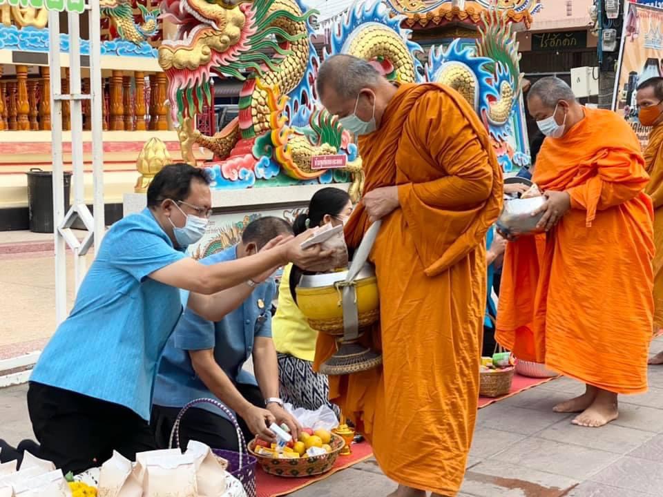 พช.ยโสธร ร่วมกิจกรรมทำบุญตักบาตรย้อนยุค “วิถีถิ่น วิถีไทย”  งานถนนคนเดินยโสธร (บ้านสิงห์ท่า)