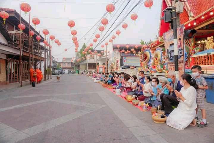 พช.ยโสธร ร่วมกิจกรรมทำบุญตักบาตรย้อนยุค “วิถีถิ่น วิถีไทย”  งานถนนคนเดินยโสธร (บ้านสิงห์ท่า)