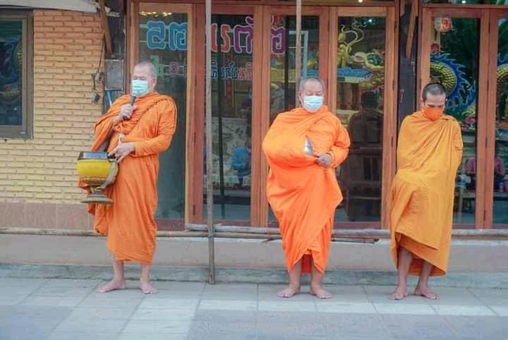 พช.ยโสธร ร่วมกิจกรรมทำบุญตักบาตรย้อนยุค “วิถีถิ่น วิถีไทย”  งานถนนคนเดินยโสธร (บ้านสิงห์ท่า)