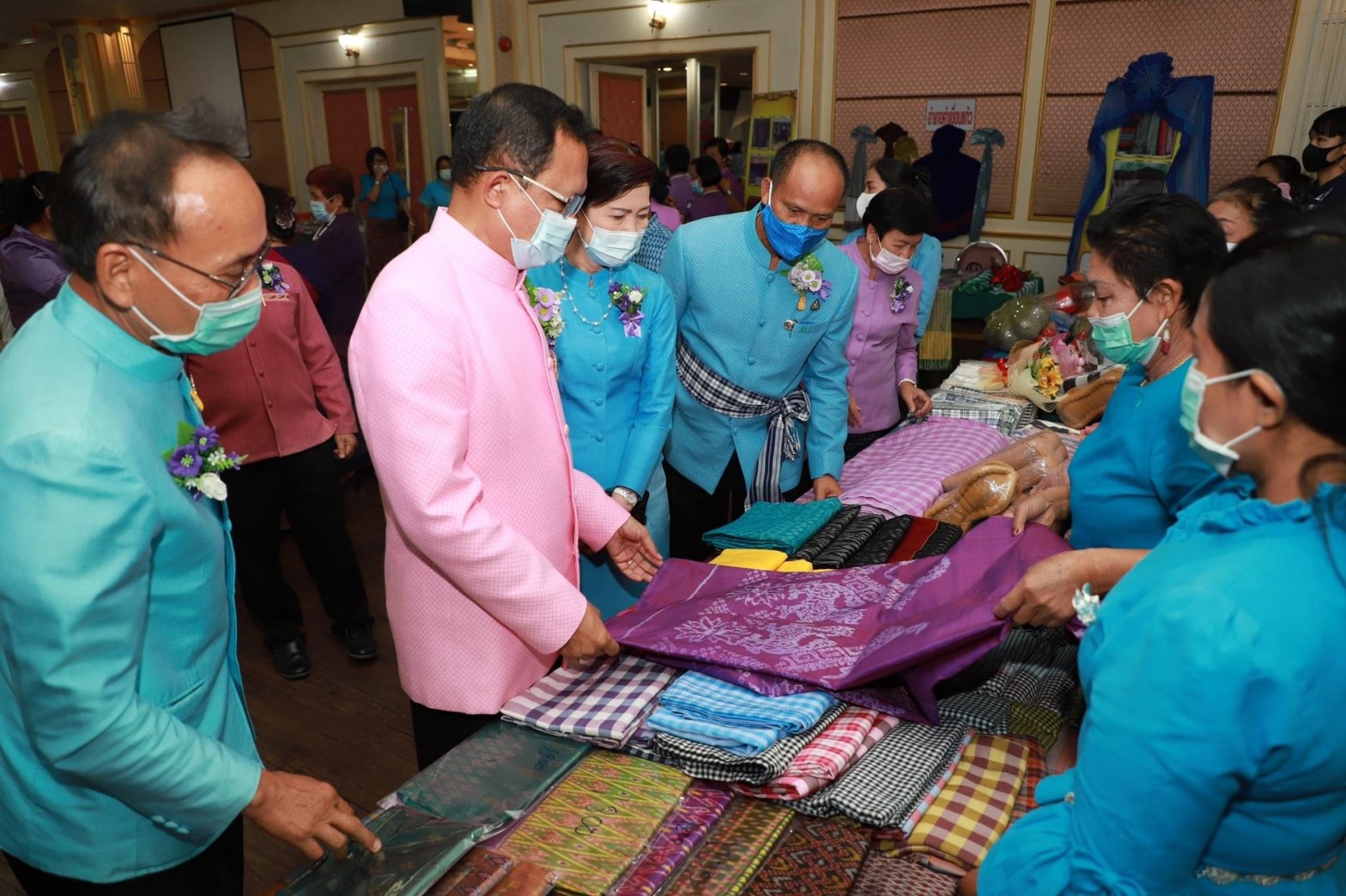 จังหวัดยโสธร จัดงานรวมพลังสตรีศรียโสธร เนื่องในวันสตรีสากล ประจำปี 2564 ยกย่องเชิดชูเกียรติสตรี พร้อมเดินแบบผ้าไทยพื้นเมือง และลงนาม MOU ภาคีเครือข่าย การสวมใส่ผ้าไทย ตามมติคณะรัฐมนตรี