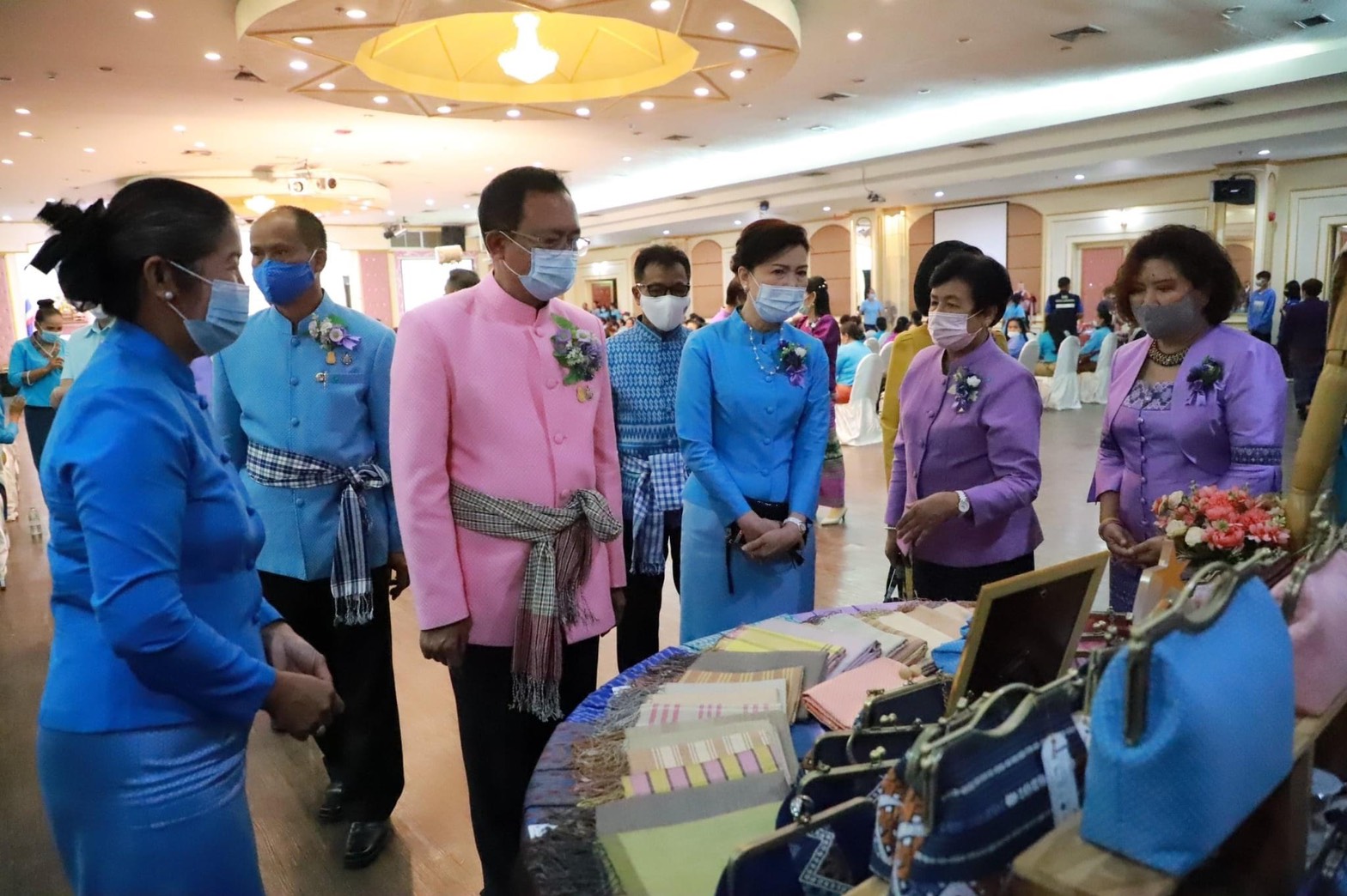 จังหวัดยโสธร จัดงานรวมพลังสตรีศรียโสธร เนื่องในวันสตรีสากล ประจำปี 2564 ยกย่องเชิดชูเกียรติสตรี พร้อมเดินแบบผ้าไทยพื้นเมือง และลงนาม MOU ภาคีเครือข่าย การสวมใส่ผ้าไทย ตามมติคณะรัฐมนตรี