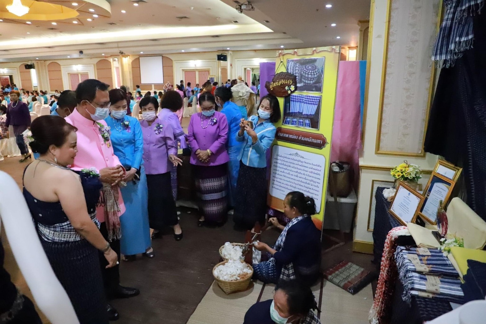 จังหวัดยโสธร จัดงานรวมพลังสตรีศรียโสธร เนื่องในวันสตรีสากล ประจำปี 2564 ยกย่องเชิดชูเกียรติสตรี พร้อมเดินแบบผ้าไทยพื้นเมือง และลงนาม MOU ภาคีเครือข่าย การสวมใส่ผ้าไทย ตามมติคณะรัฐมนตรี