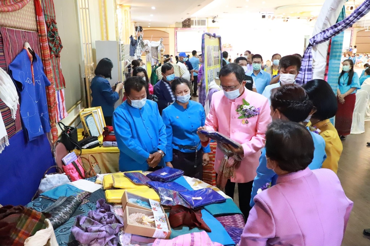 จังหวัดยโสธร จัดงานรวมพลังสตรีศรียโสธร เนื่องในวันสตรีสากล ประจำปี 2564 ยกย่องเชิดชูเกียรติสตรี พร้อมเดินแบบผ้าไทยพื้นเมือง และลงนาม MOU ภาคีเครือข่าย การสวมใส่ผ้าไทย ตามมติคณะรัฐมนตรี