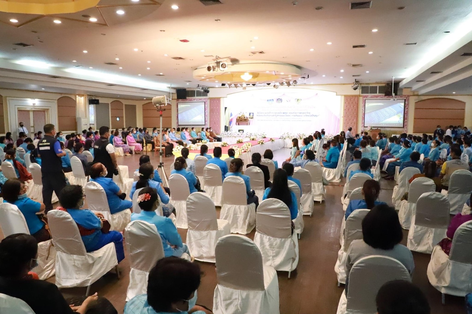 จังหวัดยโสธร จัดงานรวมพลังสตรีศรียโสธร เนื่องในวันสตรีสากล ประจำปี 2564 ยกย่องเชิดชูเกียรติสตรี พร้อมเดินแบบผ้าไทยพื้นเมือง และลงนาม MOU ภาคีเครือข่าย การสวมใส่ผ้าไทย ตามมติคณะรัฐมนตรี