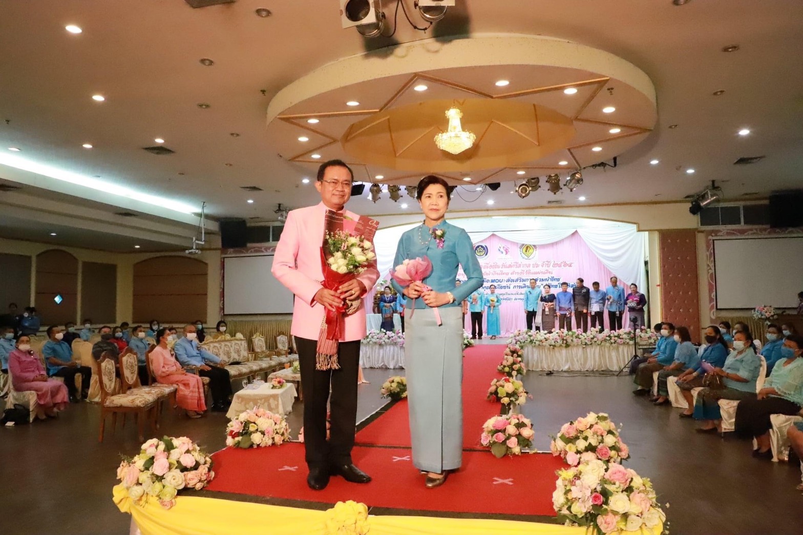 จังหวัดยโสธร จัดงานรวมพลังสตรีศรียโสธร เนื่องในวันสตรีสากล ประจำปี 2564 ยกย่องเชิดชูเกียรติสตรี พร้อมเดินแบบผ้าไทยพื้นเมือง และลงนาม MOU ภาคีเครือข่าย การสวมใส่ผ้าไทย ตามมติคณะรัฐมนตรี
