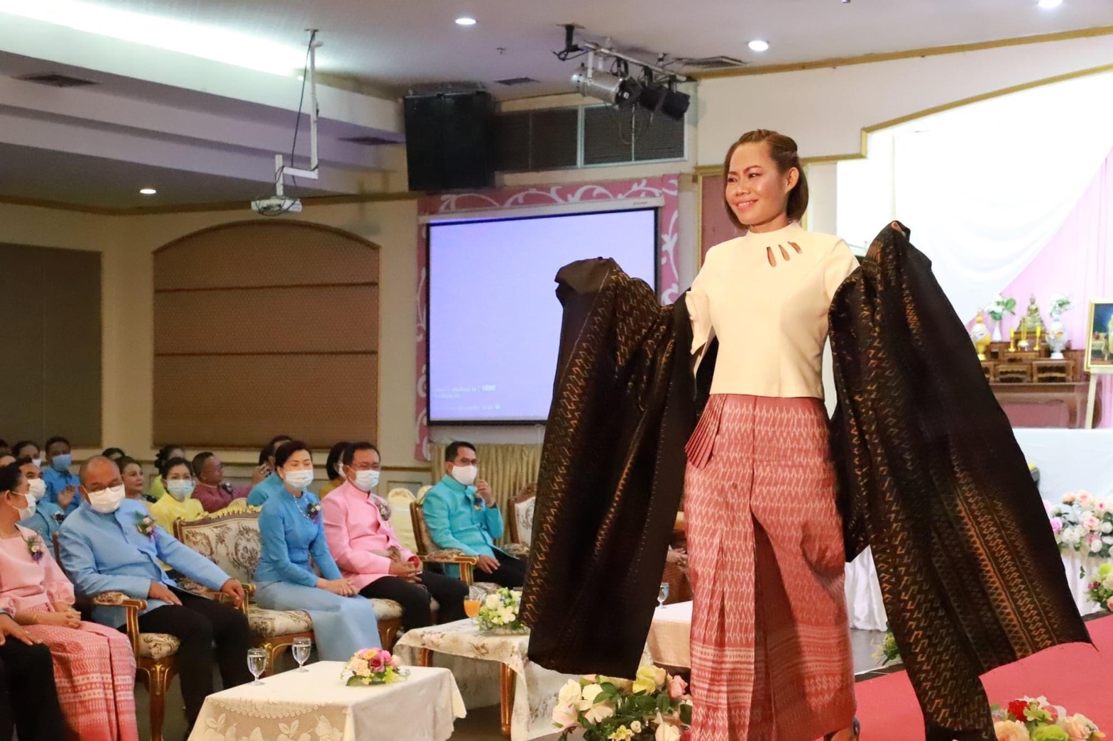 จังหวัดยโสธร จัดงานรวมพลังสตรีศรียโสธร เนื่องในวันสตรีสากล ประจำปี 2564 ยกย่องเชิดชูเกียรติสตรี พร้อมเดินแบบผ้าไทยพื้นเมือง และลงนาม MOU ภาคีเครือข่าย การสวมใส่ผ้าไทย ตามมติคณะรัฐมนตรี