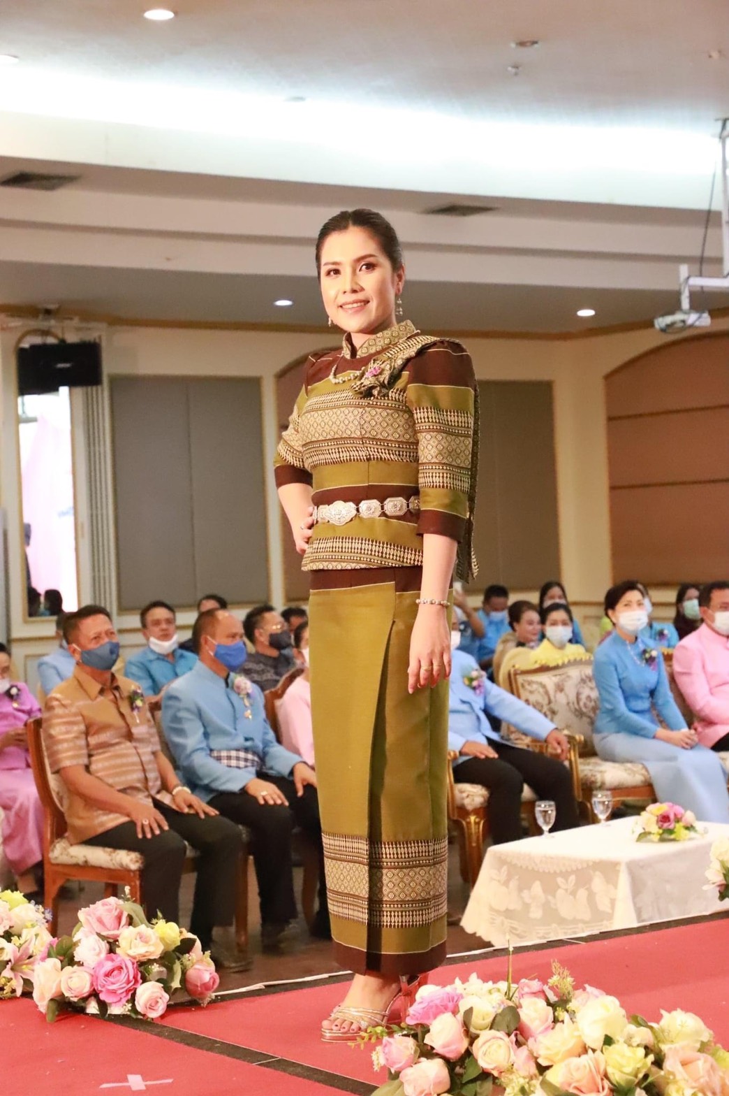 จังหวัดยโสธร จัดงานรวมพลังสตรีศรียโสธร เนื่องในวันสตรีสากล ประจำปี 2564 ยกย่องเชิดชูเกียรติสตรี พร้อมเดินแบบผ้าไทยพื้นเมือง และลงนาม MOU ภาคีเครือข่าย การสวมใส่ผ้าไทย ตามมติคณะรัฐมนตรี