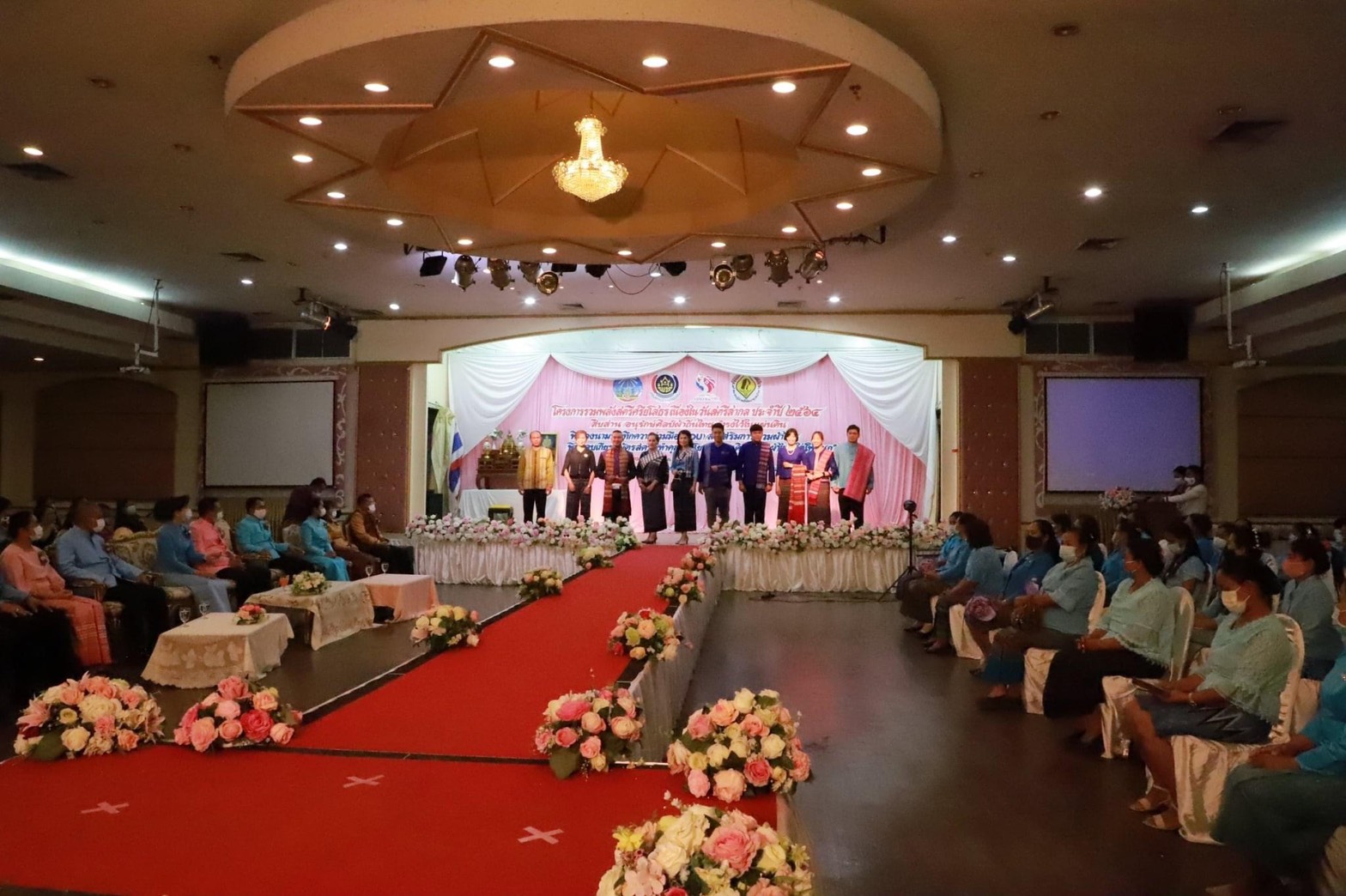 จังหวัดยโสธร จัดงานรวมพลังสตรีศรียโสธร เนื่องในวันสตรีสากล ประจำปี 2564 ยกย่องเชิดชูเกียรติสตรี พร้อมเดินแบบผ้าไทยพื้นเมือง และลงนาม MOU ภาคีเครือข่าย การสวมใส่ผ้าไทย ตามมติคณะรัฐมนตรี