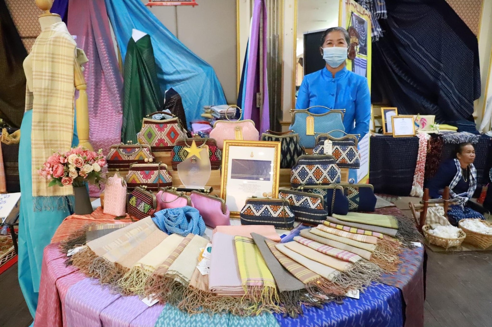 จังหวัดยโสธร จัดงานรวมพลังสตรีศรียโสธร เนื่องในวันสตรีสากล ประจำปี 2564 ยกย่องเชิดชูเกียรติสตรี พร้อมเดินแบบผ้าไทยพื้นเมือง และลงนาม MOU ภาคีเครือข่าย การสวมใส่ผ้าไทย ตามมติคณะรัฐมนตรี