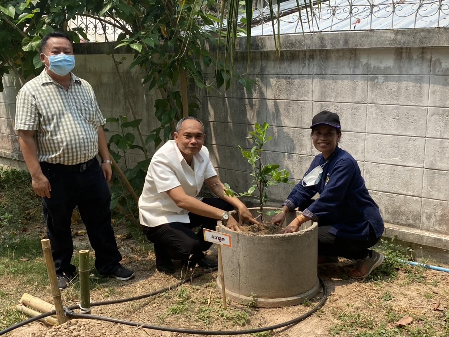 พ่อเมืองยโสธร พร้อมด้วยนายกเหล่ากาชาดจังหวัดยโสธร นำทีม พช.ยโสธร ปฏิบัติการ 90 วัน “ปลูกผักสวนครัวเพื่อสร้างความมั่นคงทางอาหาร” รอบ 2 ณ จวนผู้ว่าราชการจังหวัดยโสธร