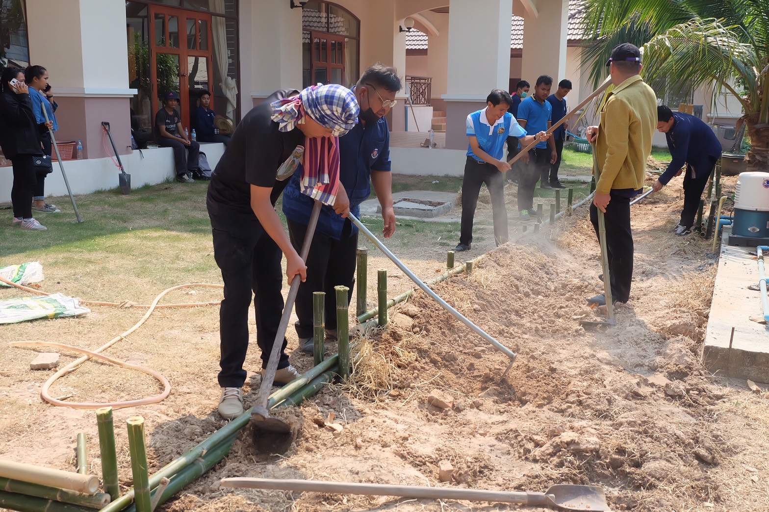 พช.ยโสธร เอามื้อสามัคคีเตรียมพื้นที่ดำเนินการ ตามแนวทางการน้อมนำแนวพระราชดำริ ของสมเด็จพระกนิษฐาธิราชเจ้า กรมสมเด็จพระเทพรัตนราชสุดาฯ สยามบรมราชกุมารี สร้างความ มั่นคงทางอาหาร สู่ปฏิบัติการ 90 วัน ปลูกผักสวนครัวเพื่อสร้างความมั่นคงทางอาหาร รอบ 2