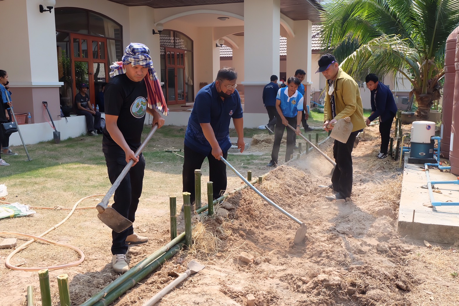 พช.ยโสธร เอามื้อสามัคคีเตรียมพื้นที่ดำเนินการ ตามแนวทางการน้อมนำแนวพระราชดำริ ของสมเด็จพระกนิษฐาธิราชเจ้า กรมสมเด็จพระเทพรัตนราชสุดาฯ สยามบรมราชกุมารี สร้างความ มั่นคงทางอาหาร สู่ปฏิบัติการ 90 วัน ปลูกผักสวนครัวเพื่อสร้างความมั่นคงทางอาหาร รอบ 2