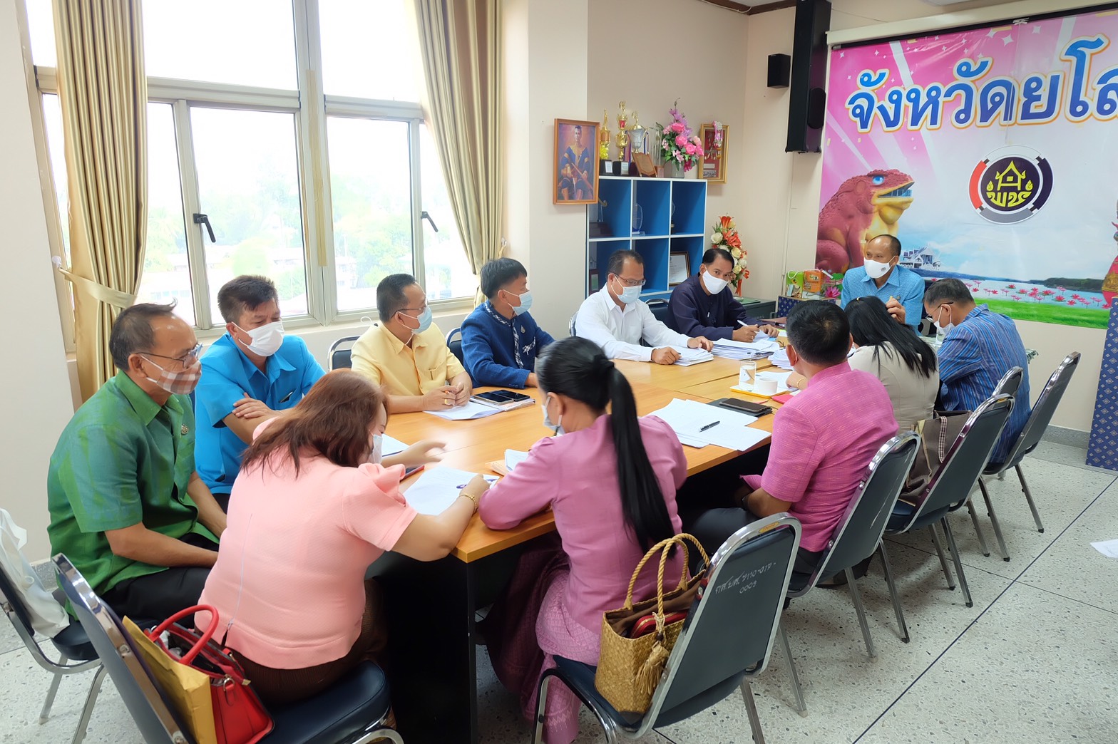 พช.ยโสธร  ประชุมเร่งรัด กลั่นกรองการดำเนินงานก่อสร้างชลประทาน โครงการพัฒนาพื้นที่ต้นแบบการพัฒนาคุณภาพชีวิตตามหลักทฤษฎีใหม่ประยุกต์สู่  “โคก หนอง นา โมเดล”  และโครงการพัฒนาหมู่บ้านเศรษฐกิจพอเพียง  กิจกรรม พัฒนาศูนย์เรียนรู้ทฤษฎีใหม่รูปแบบ  “โคก หนอง นา โมเดล”