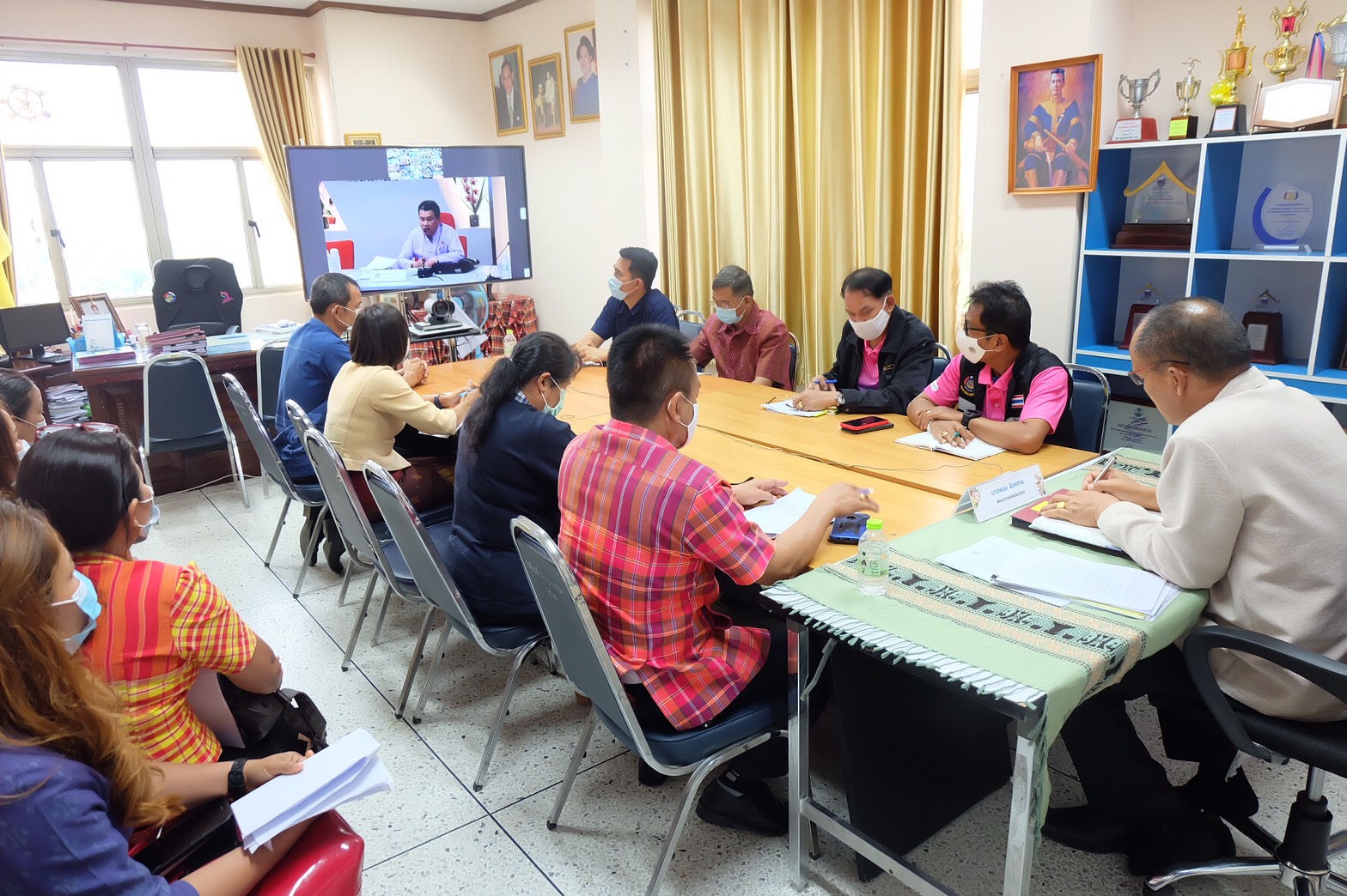 พช.ยโสธร  ร่วมรับฟังการประชุม เพื่อซักซ้อมความเข้าใจการดำเนินงาน โครงการพัฒนาพื้นที่ต้นแบบการพัฒนาคุณภาพชีวิตตามหลักทฤษฎีใหม่  ประยุกต์สู่ “โคก หนอง นา โมเดล” ผ่านระบบวีดิทัศน์ทางไกล (Video Conference)