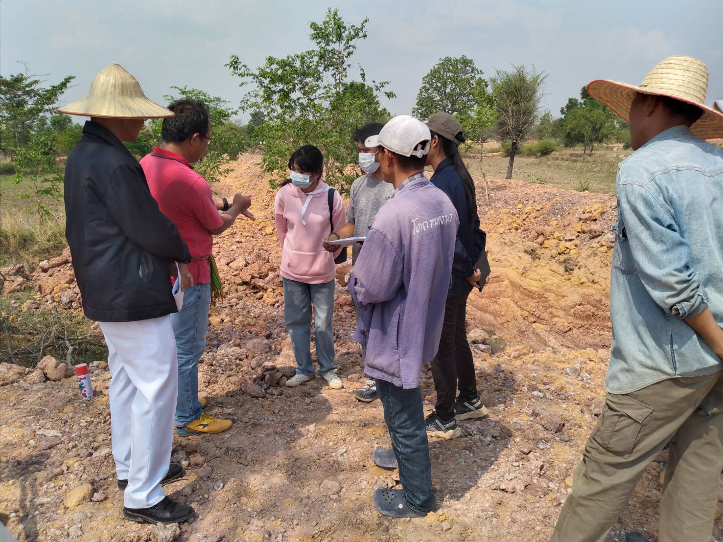 พช.ยโสธร ลงพื้นที่สนับสนุนการขับเคลื่อน “โคก หนอง นา กรมการพัฒนาชุมชน” ภายใต้โครงการพัฒนาหมู่บ้านเศรษฐกิจพอเพียง ประจำปีงบประมาณ พ.ศ. 2564 ในพื้นที่อำเภอเลิงนกทา จังหวัดยโสธร
