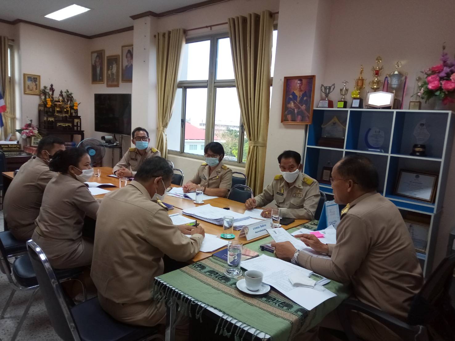 พช. ยโสธร จัดประชุมพิจารณาตรวจกลั่นกรองการดำเนินงานก่อสร้างชลประทานโครงการพัฒนาพื้นที่ต้นแบบการพัฒนาคุณภาพชีวิตตามหลักทฤษฎีใหม่ประยุกต์สู่ “โคก หนอง นา โมเดล”