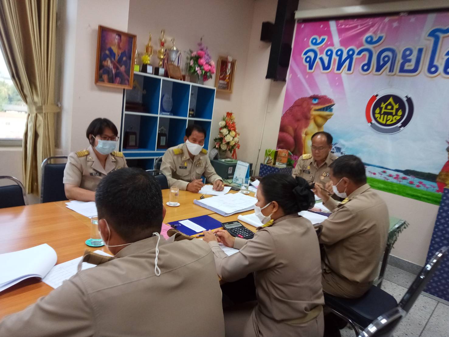 พช. ยโสธร จัดประชุมพิจารณาตรวจกลั่นกรองการดำเนินงานก่อสร้างชลประทานโครงการพัฒนาพื้นที่ต้นแบบการพัฒนาคุณภาพชีวิตตามหลักทฤษฎีใหม่ประยุกต์สู่ “โคก หนอง นา โมเดล”