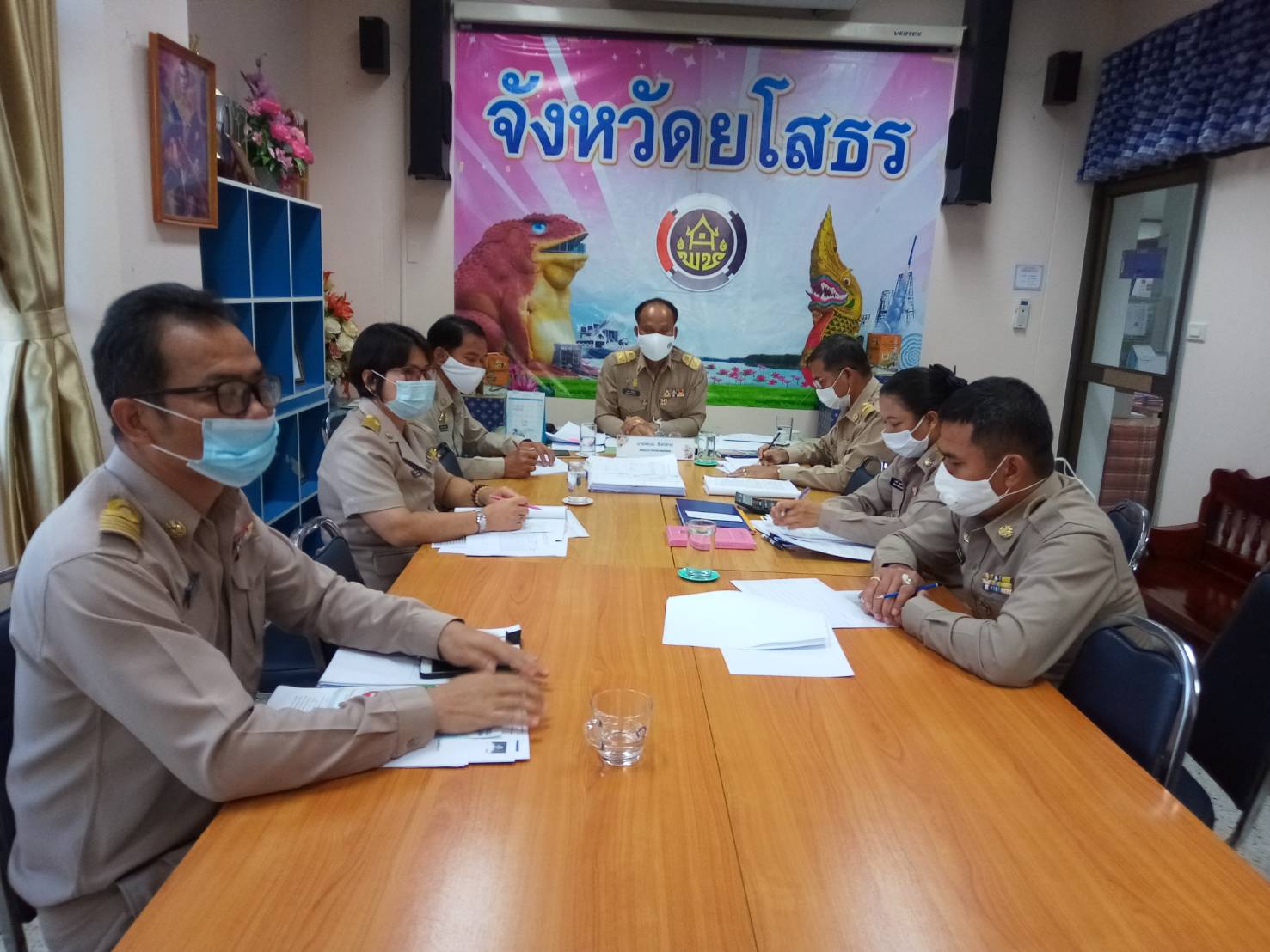 พช. ยโสธร จัดประชุมพิจารณาตรวจกลั่นกรองการดำเนินงานก่อสร้างชลประทานโครงการพัฒนาพื้นที่ต้นแบบการพัฒนาคุณภาพชีวิตตามหลักทฤษฎีใหม่ประยุกต์สู่ “โคก หนอง นา โมเดล”