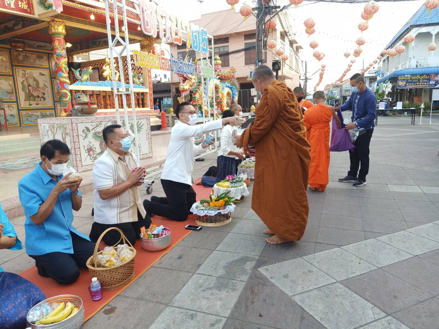 พช.ยโสธร  พัฒนาการจังหวัดยโสธร ร่วมทำบุญตักบาตรย้อนยุควิถีถิ่น วิถีไทย