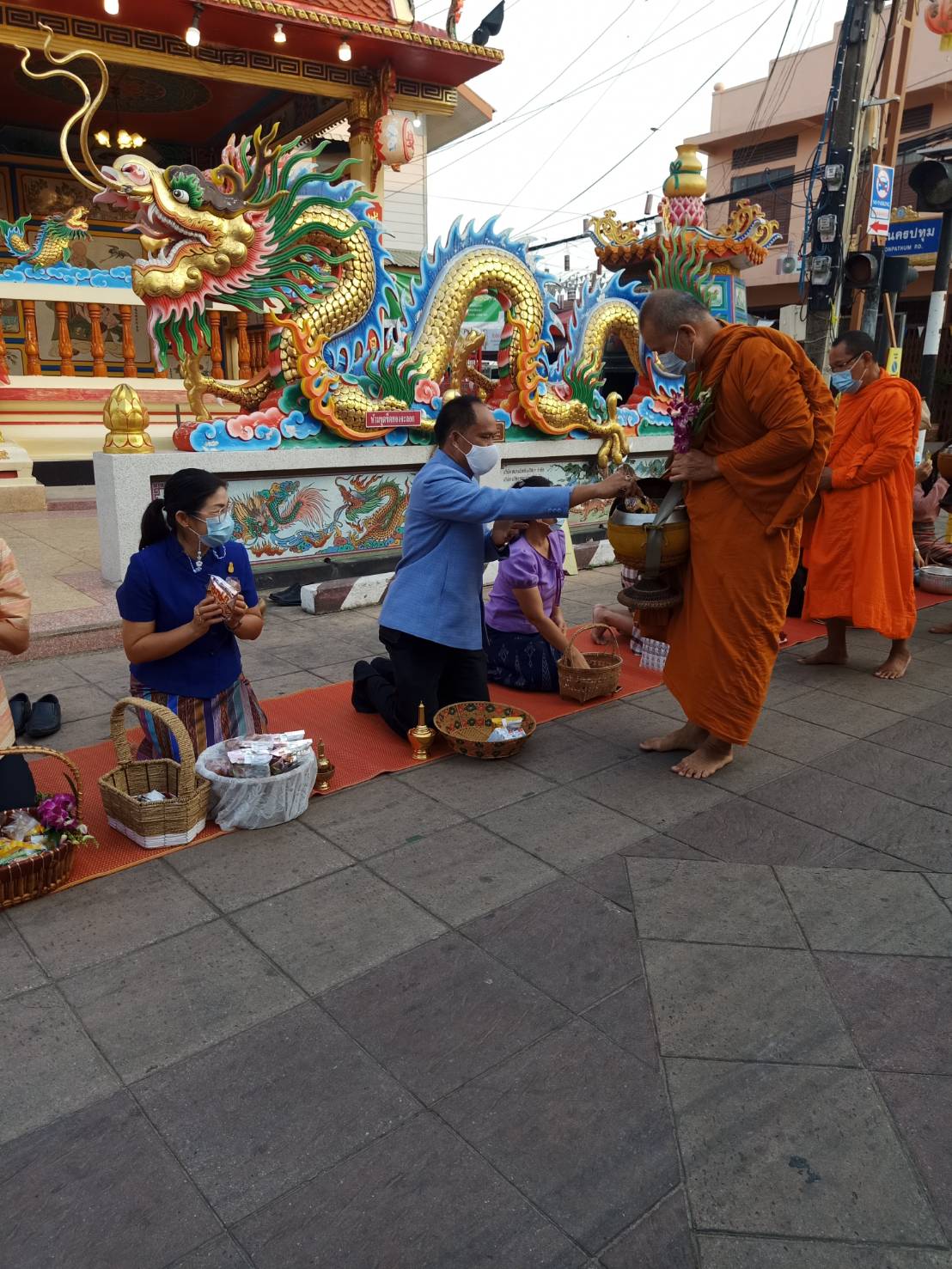 พช.ยโสธร  พัฒนาการจังหวัดยโสธร ร่วมทำบุญตักบาตรย้อนยุควิถีถิ่น วิถีไทย
