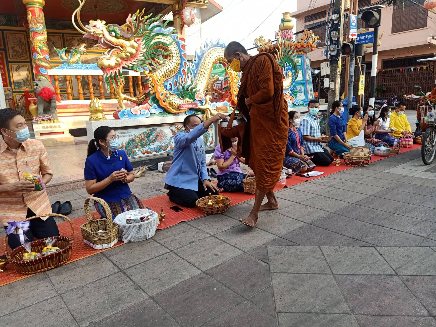 พช.ยโสธร  พัฒนาการจังหวัดยโสธร ร่วมทำบุญตักบาตรย้อนยุควิถีถิ่น วิถีไทย