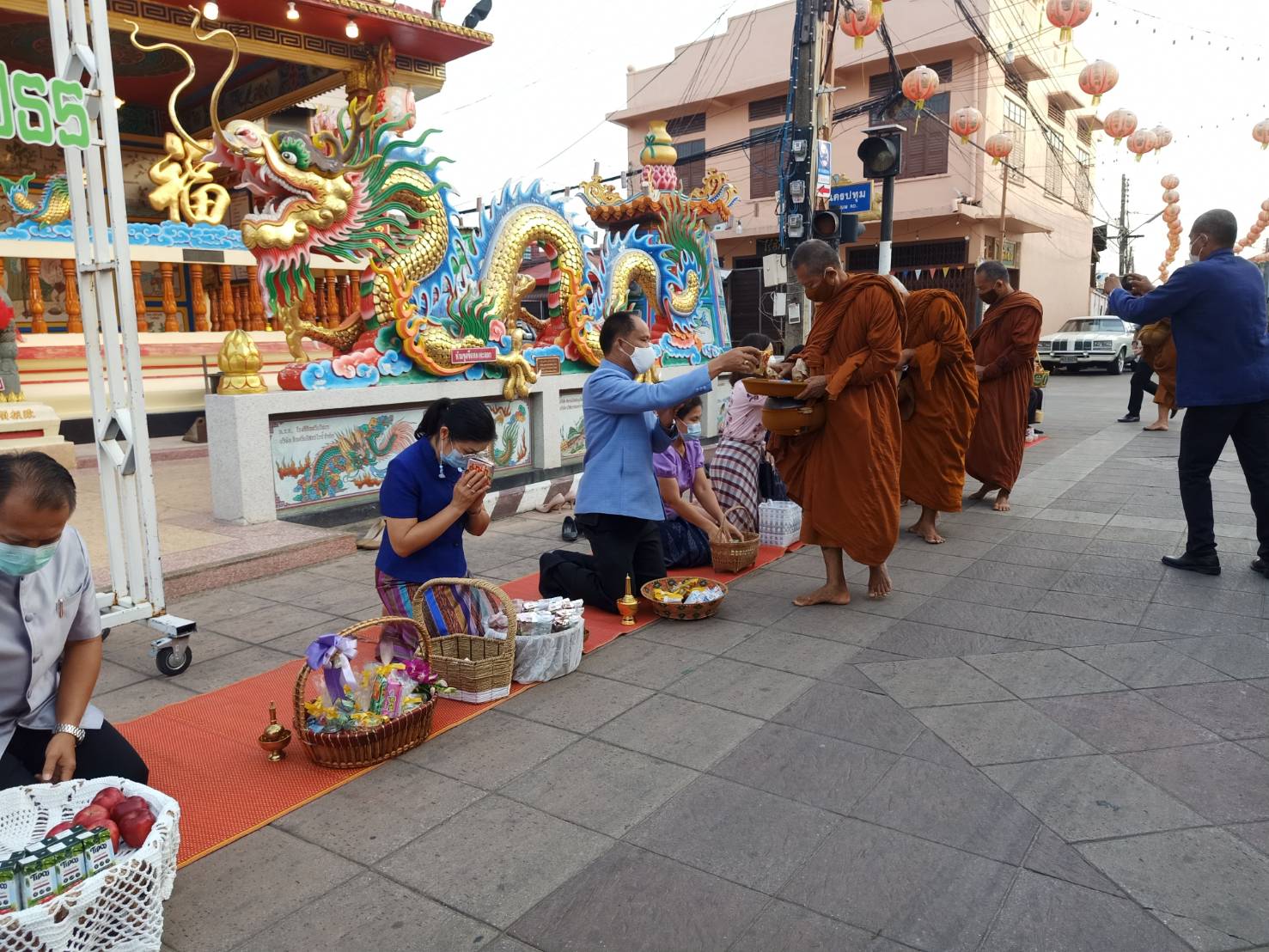พช.ยโสธร  พัฒนาการจังหวัดยโสธร ร่วมทำบุญตักบาตรย้อนยุควิถีถิ่น วิถีไทย