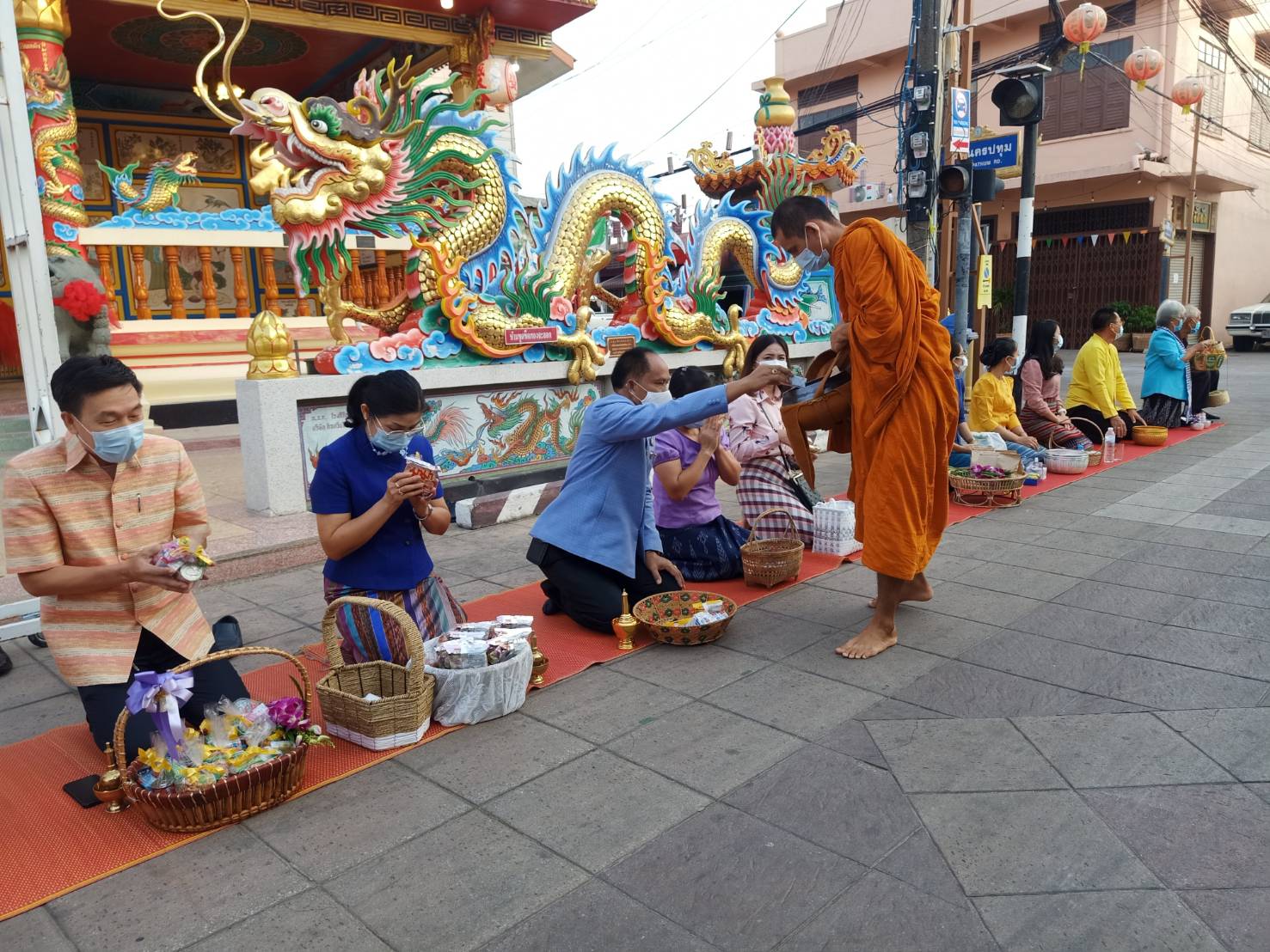 พช.ยโสธร  พัฒนาการจังหวัดยโสธร ร่วมทำบุญตักบาตรย้อนยุควิถีถิ่น วิถีไทย