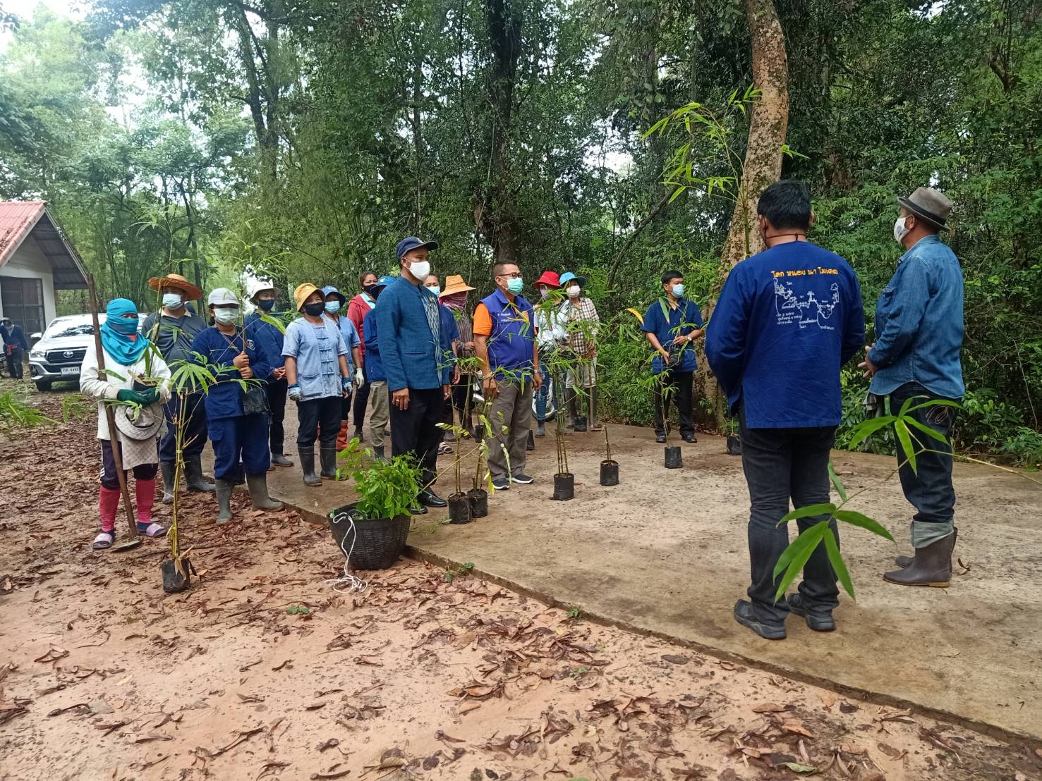 ✍? พช.ยโสธร  นายพนม สิงห์สาย พัฒนาการจังหวัดยโสธร ร่วมกิจกรรมกิจกรรมปลูกป่าชุมชน 1 ตำบล  1 ถนนกินได้  พื้นที่อำเภอมหาชนะชัย