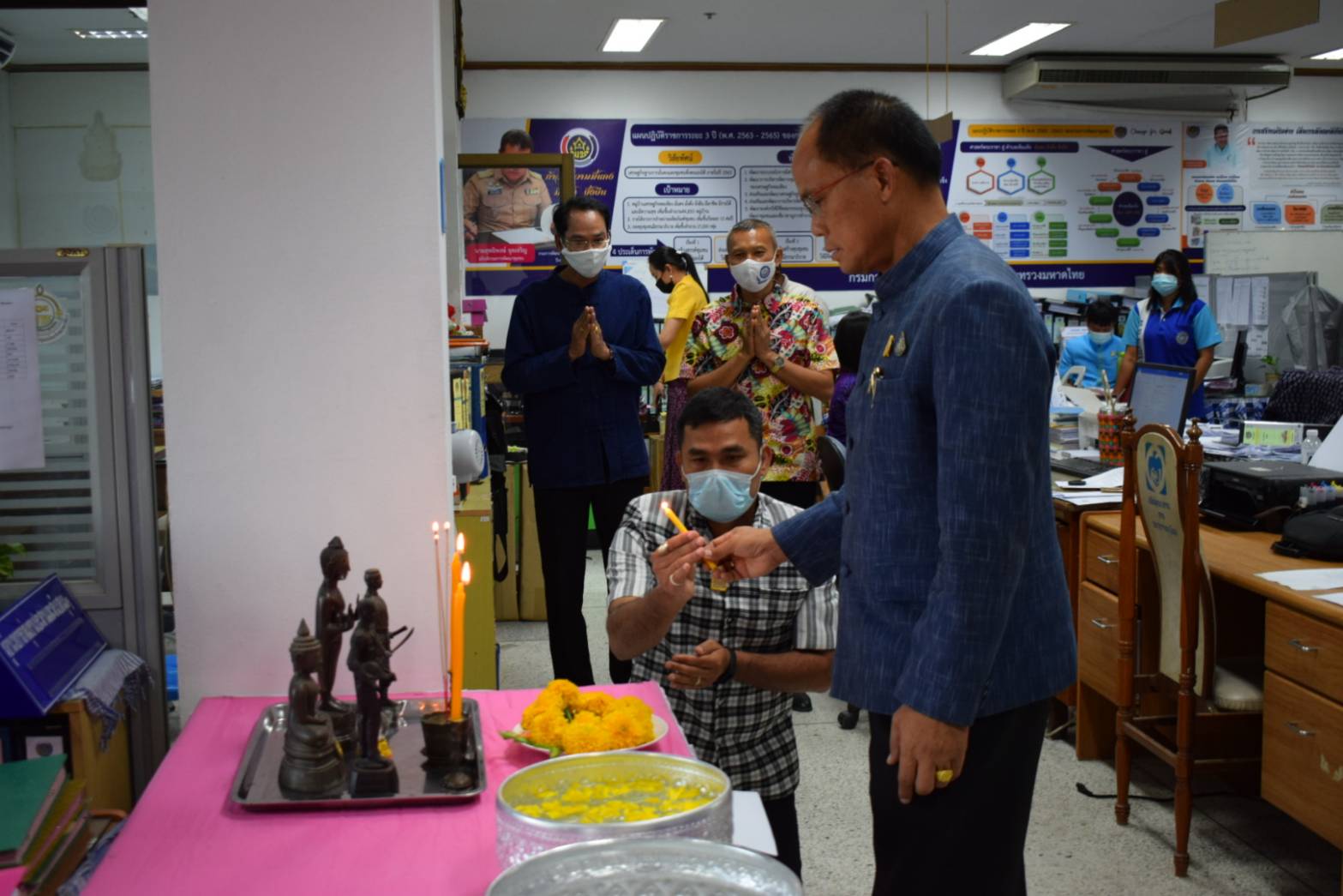 พัฒนาการจังหวัดยโสธร นำทีมพัฒนาชุมชน สืบสานคุณค่าทางวัฒนธรรมเนื่องในประเพณีสงกรานต์ ประจำปีพุทธศักราช 2564 ภายในกรอบแนวคิดสงกรานต์วิถีใหม่ สืบสานวัฒนธรรมไทย