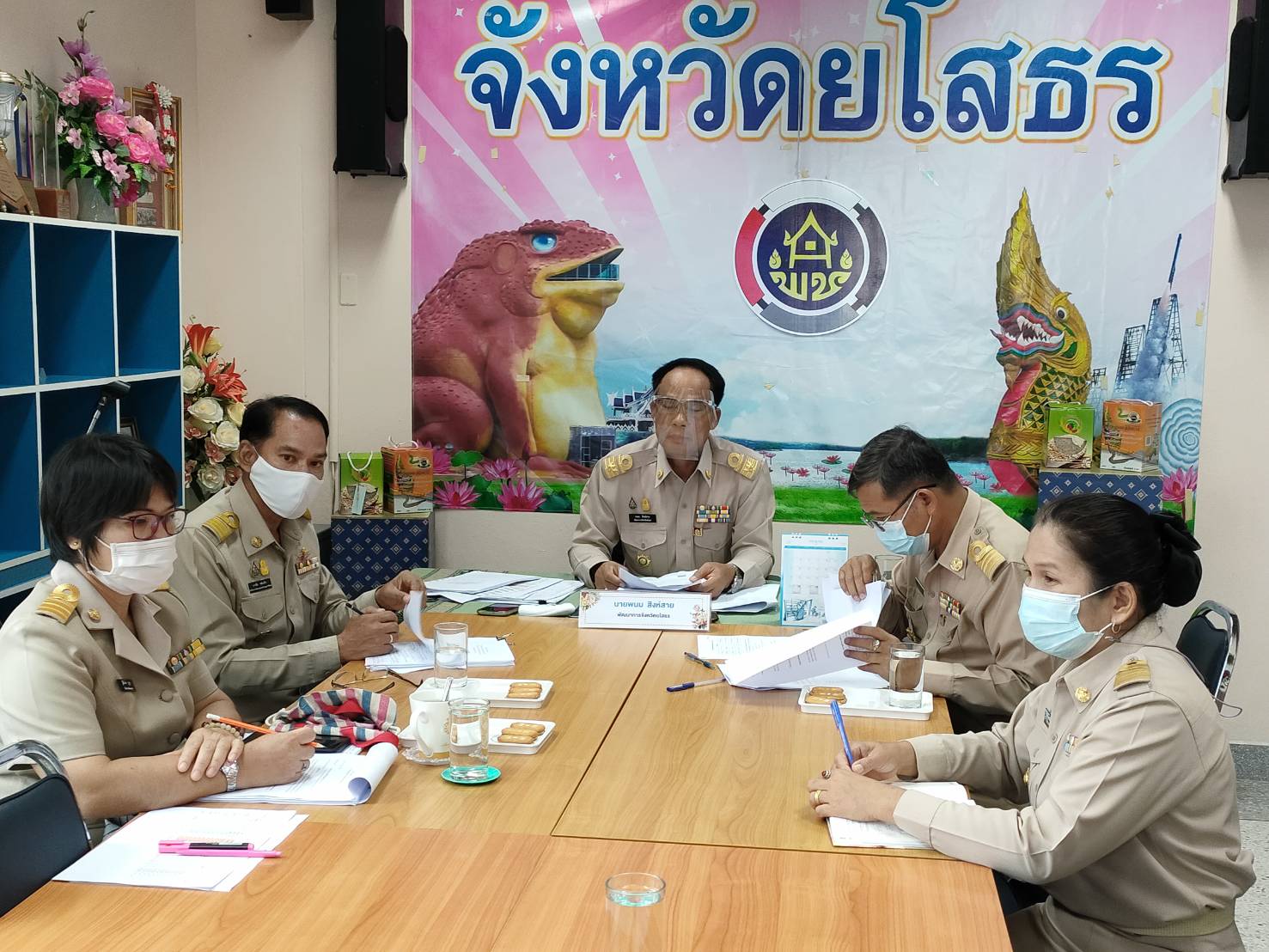 พช.ยโสธร พช.ยโสธร ประชุมผู้บริหารสำนักงานพัฒนาชุมชน จังหวัดยโสธร      ครั้งที่ 6 /2564 ประจำเดือนมิถุนายน 2564 ผ่านระบบประชุมออนไลน์ Session Call วันจันทร์ที่ 6 มิถุนายน 2564 เวลา 09.00 น. นายพนม สิงห์สาย พัฒนาการจังหวัดยโสธร เป็นประธาน การประชุมผู้บริหารสำนักงานพัฒนาชุมชนจังหวัดยโสธร ผ่านระบบประชุมออนไลน์ Session Call ครั้งที่ 6 /2564 ประจำเดือนมิถุนายน 2564 ณ ห้องประชุมสำนักงานพัฒนาชุมชนจังหวัดยโสธร ชั้น 4 ศาลากลางจังหวัดยโสธร  	ในการนี้มี ผู้อำนวยการกลุ่มงาน พัฒนาการอำเภอ และนักวิชาการพัฒนาชุมชน เข้าร่วมประชุมดังกล่าว เพื่อสรุปผลการดำเนินงาน ในรอบเดือนที่ผ่านมา พร้อมแลกเปลี่ยนข้อคิดเห็นในการปฏิบัติงานเพื่อนำมาประยุกต์ใช้ในการดำเนินงานในปัจจุบันให้มีประสิทธิภาพ มากยิ่งขึ้น เพื่อให้ประชาชนได้รับประโยชน์สูงสุด ต่อไป ? เป้าหมายการพัฒนาจังหวัดยโสธร “ยโสธรเมืองเกษตรอินทรีย์ เมืองแห่งวิถีอีสาน@250 ปี ฮุ่งเฮืองเมืองยศ” “เศรษฐกิจฐานรากมั่นคงและชุมชนพึ่งตนเองได้ ภายในปี 2565” @ ?Change for Good? (landscape picture) : ทีม CDD PR@ยโสธร (newspaper) :  สพจ.ยโสธร ติดตามข่าวสารเพิ่มเติมได้ที่ Facebook “สำนักงานพัฒนาชุมชนจังหวัดยโสธร” https://www.facebook.com/cddyasothon เว็บไซต์ สำนักงานพัฒนาชุมชนจังหวัดยโสธร