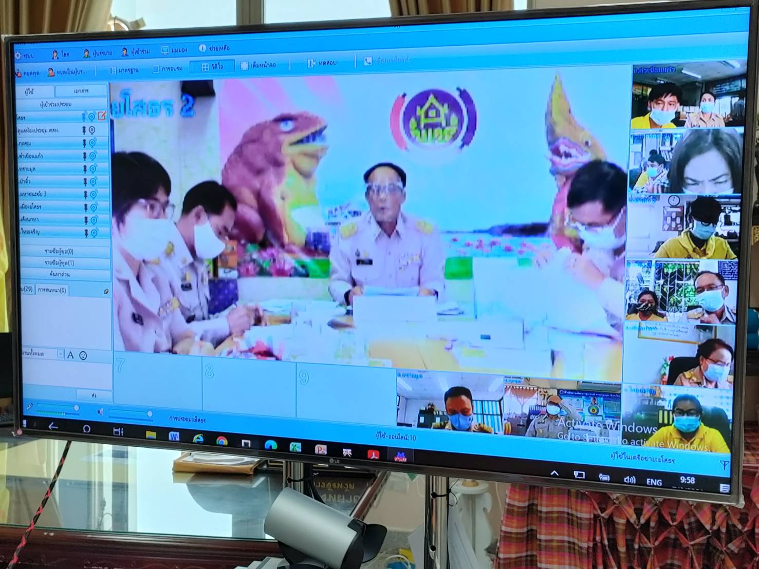 พช.ยโสธร พช.ยโสธร ประชุมผู้บริหารสำนักงานพัฒนาชุมชน จังหวัดยโสธร      ครั้งที่ 6 /2564 ประจำเดือนมิถุนายน 2564 ผ่านระบบประชุมออนไลน์ Session Call วันจันทร์ที่ 6 มิถุนายน 2564 เวลา 09.00 น. นายพนม สิงห์สาย พัฒนาการจังหวัดยโสธร เป็นประธาน การประชุมผู้บริหารสำนักงานพัฒนาชุมชนจังหวัดยโสธร ผ่านระบบประชุมออนไลน์ Session Call ครั้งที่ 6 /2564 ประจำเดือนมิถุนายน 2564 ณ ห้องประชุมสำนักงานพัฒนาชุมชนจังหวัดยโสธร ชั้น 4 ศาลากลางจังหวัดยโสธร  	ในการนี้มี ผู้อำนวยการกลุ่มงาน พัฒนาการอำเภอ และนักวิชาการพัฒนาชุมชน เข้าร่วมประชุมดังกล่าว เพื่อสรุปผลการดำเนินงาน ในรอบเดือนที่ผ่านมา พร้อมแลกเปลี่ยนข้อคิดเห็นในการปฏิบัติงานเพื่อนำมาประยุกต์ใช้ในการดำเนินงานในปัจจุบันให้มีประสิทธิภาพ มากยิ่งขึ้น เพื่อให้ประชาชนได้รับประโยชน์สูงสุด ต่อไป ? เป้าหมายการพัฒนาจังหวัดยโสธร “ยโสธรเมืองเกษตรอินทรีย์ เมืองแห่งวิถีอีสาน@250 ปี ฮุ่งเฮืองเมืองยศ” “เศรษฐกิจฐานรากมั่นคงและชุมชนพึ่งตนเองได้ ภายในปี 2565” @ ?Change for Good? (landscape picture) : ทีม CDD PR@ยโสธร (newspaper) :  สพจ.ยโสธร ติดตามข่าวสารเพิ่มเติมได้ที่ Facebook “สำนักงานพัฒนาชุมชนจังหวัดยโสธร” https://www.facebook.com/cddyasothon เว็บไซต์ สำนักงานพัฒนาชุมชนจังหวัดยโสธร