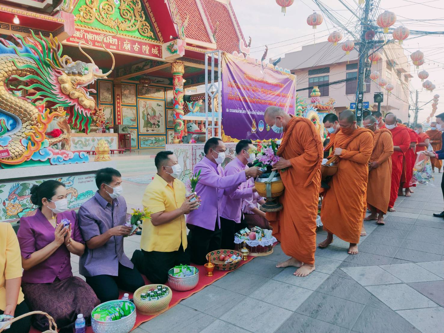 พจ.ยโสธร ร่วมกิจกรรมทำบุญตักบาตรวิถีถิ่น วิถีไทยเฉลิมพระเกียรติเนื่องในวันเฉลิมพระชนมพรรษาสมเด็จพระนางเจ้าสุทิดา พัชรสุธาพิมลลักษณ พระบรมราชินี 3 มิถุนายน 2564