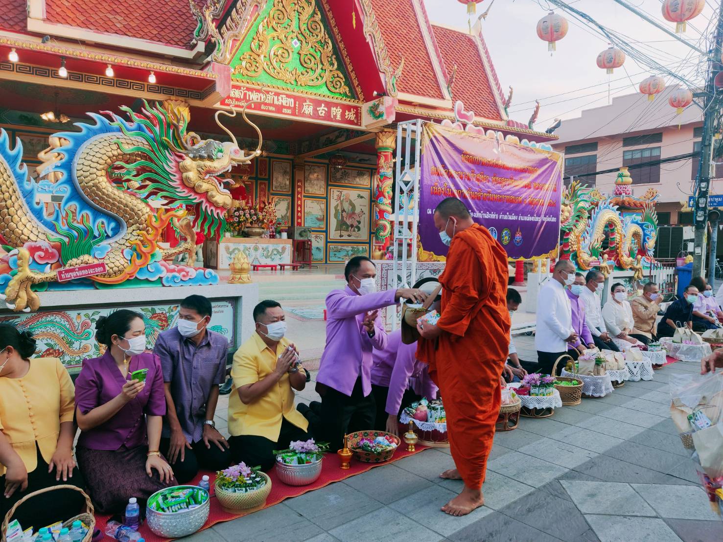 พจ.ยโสธร ร่วมกิจกรรมทำบุญตักบาตรวิถีถิ่น วิถีไทยเฉลิมพระเกียรติเนื่องในวันเฉลิมพระชนมพรรษาสมเด็จพระนางเจ้าสุทิดา พัชรสุธาพิมลลักษณ พระบรมราชินี 3 มิถุนายน 2564