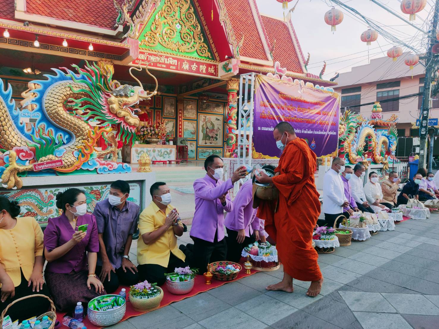 พจ.ยโสธร ร่วมกิจกรรมทำบุญตักบาตรวิถีถิ่น วิถีไทยเฉลิมพระเกียรติเนื่องในวันเฉลิมพระชนมพรรษาสมเด็จพระนางเจ้าสุทิดา พัชรสุธาพิมลลักษณ พระบรมราชินี 3 มิถุนายน 2564
