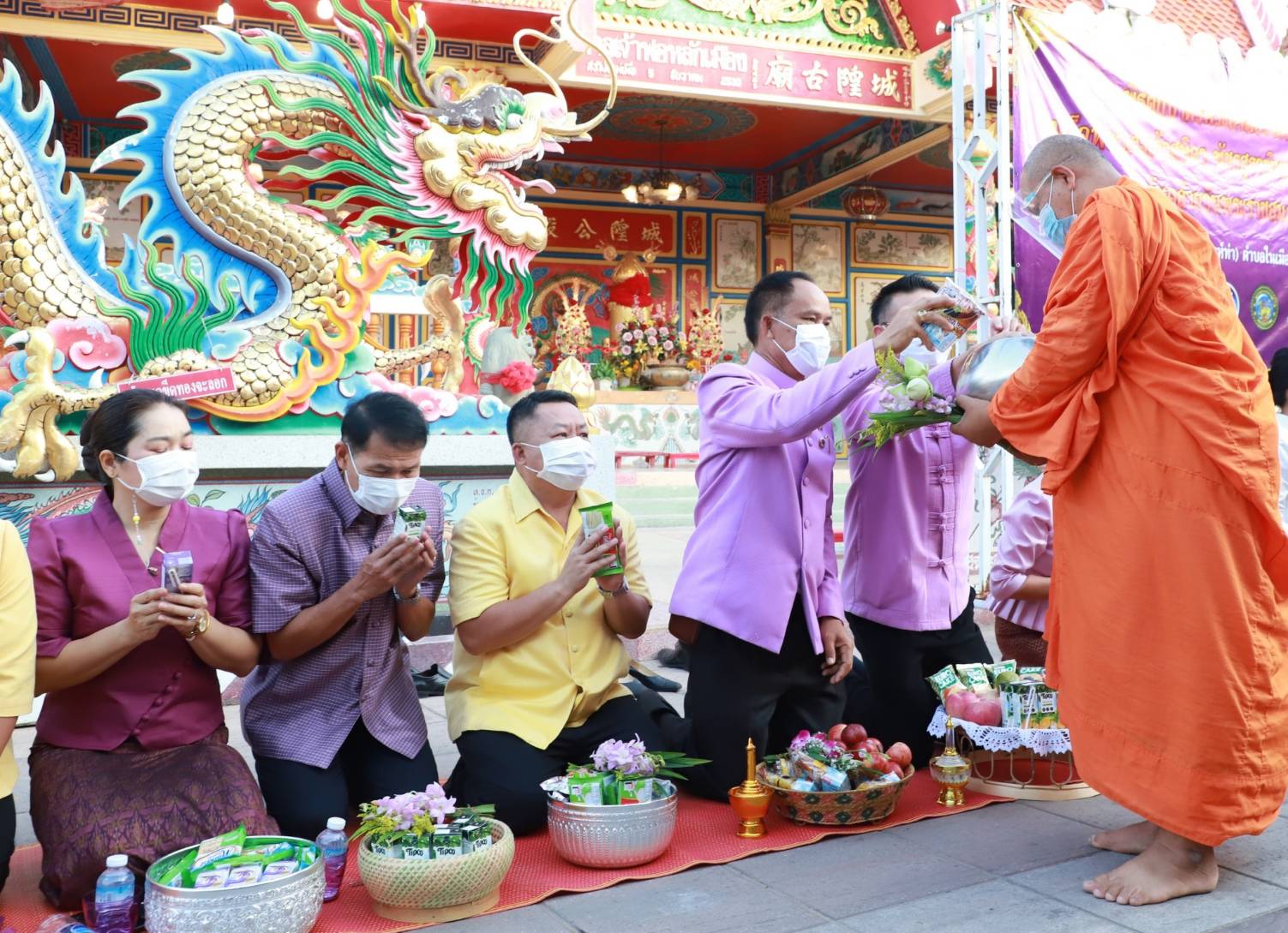 พจ.ยโสธร ร่วมกิจกรรมทำบุญตักบาตรวิถีถิ่น วิถีไทยเฉลิมพระเกียรติเนื่องในวันเฉลิมพระชนมพรรษาสมเด็จพระนางเจ้าสุทิดา พัชรสุธาพิมลลักษณ พระบรมราชินี 3 มิถุนายน 2564