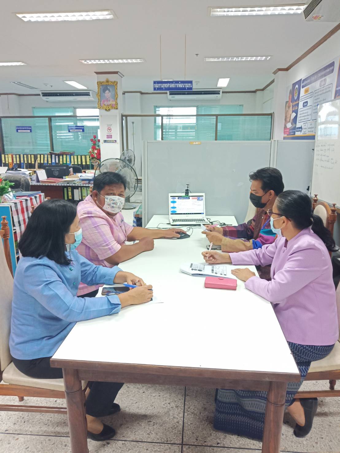 ติดตามการขับเคลื่อนการดำเนินงานศูนย์กลางซื้อขายเส้นไหมนครชัยบุรินทร์ ผ่านระบบประชุมทางไกล (Zoom Meetings)