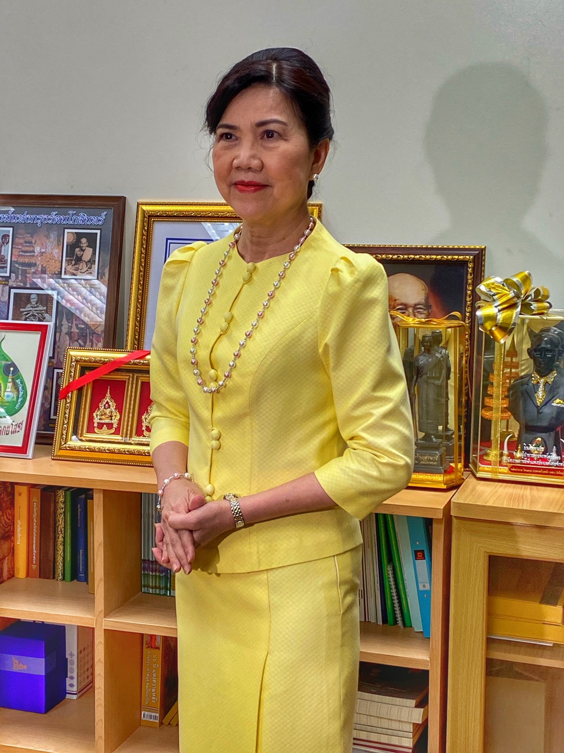 ??พ่อเมืองยโสธร พร้อมด้วยนายกเหล่ากาชาดจังหวัดยโสธร รองผู้ว่าราชการจังหวัดยโสธร และปลัดจังหวัดยโสธร เชิญชวนหน่วยงานและชาวจังหวัดยโสธรสวมใส่ผ้าไทย/ผ้าพื้นเมือง