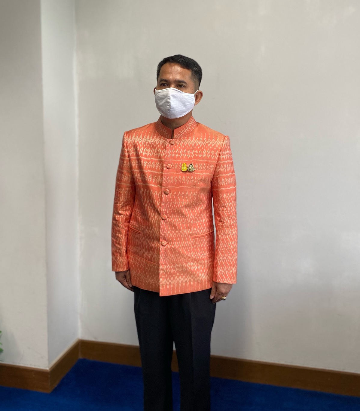 ??พ่อเมืองยโสธร พร้อมด้วยนายกเหล่ากาชาดจังหวัดยโสธร รองผู้ว่าราชการจังหวัดยโสธร และปลัดจังหวัดยโสธร เชิญชวนหน่วยงานและชาวจังหวัดยโสธรสวมใส่ผ้าไทย/ผ้าพื้นเมือง