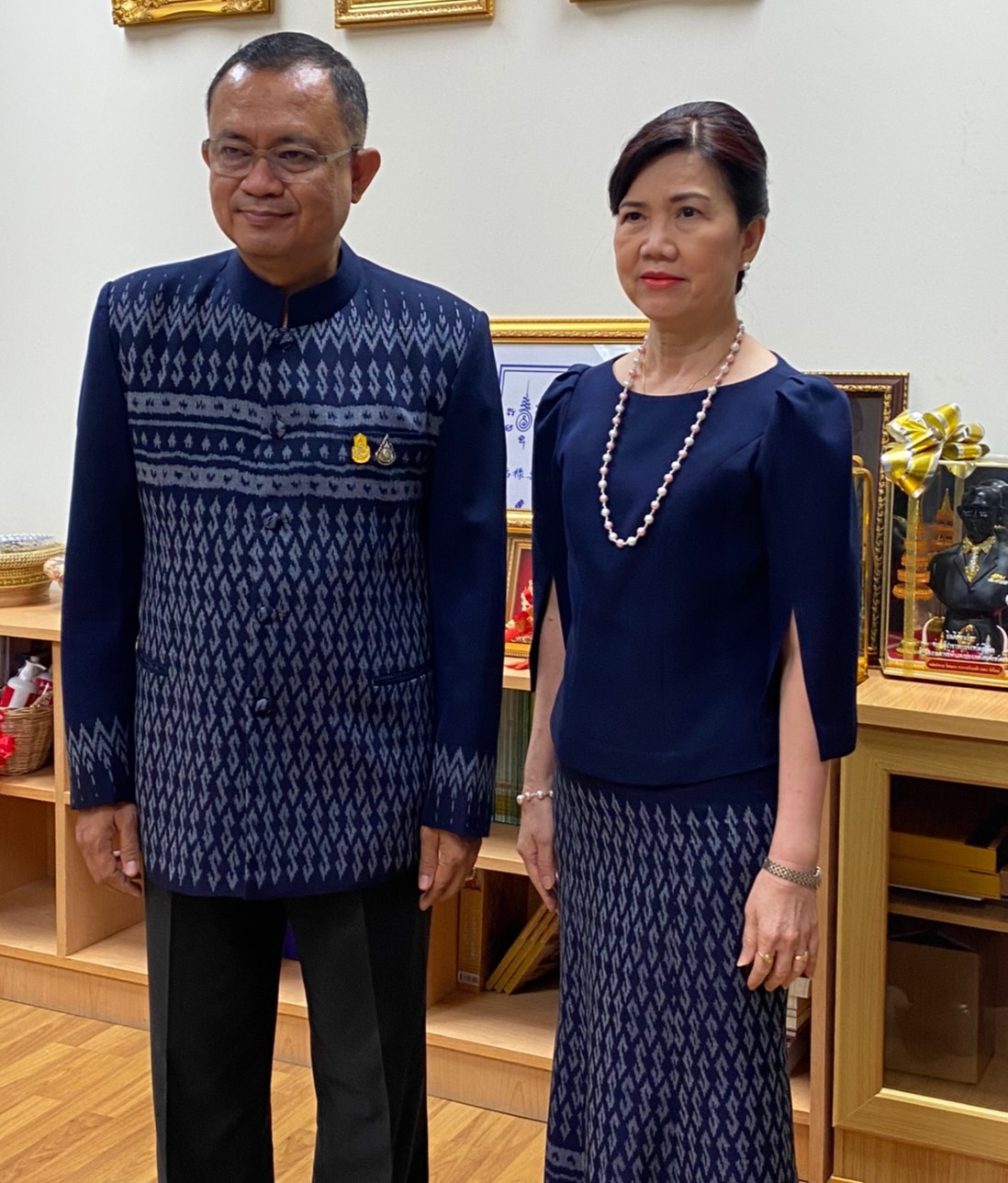 ??พ่อเมืองยโสธร พร้อมด้วยนายกเหล่ากาชาดจังหวัดยโสธร รองผู้ว่าราชการจังหวัดยโสธร และปลัดจังหวัดยโสธร เชิญชวนหน่วยงานและชาวจังหวัดยโสธรสวมใส่ผ้าไทย/ผ้าพื้นเมือง