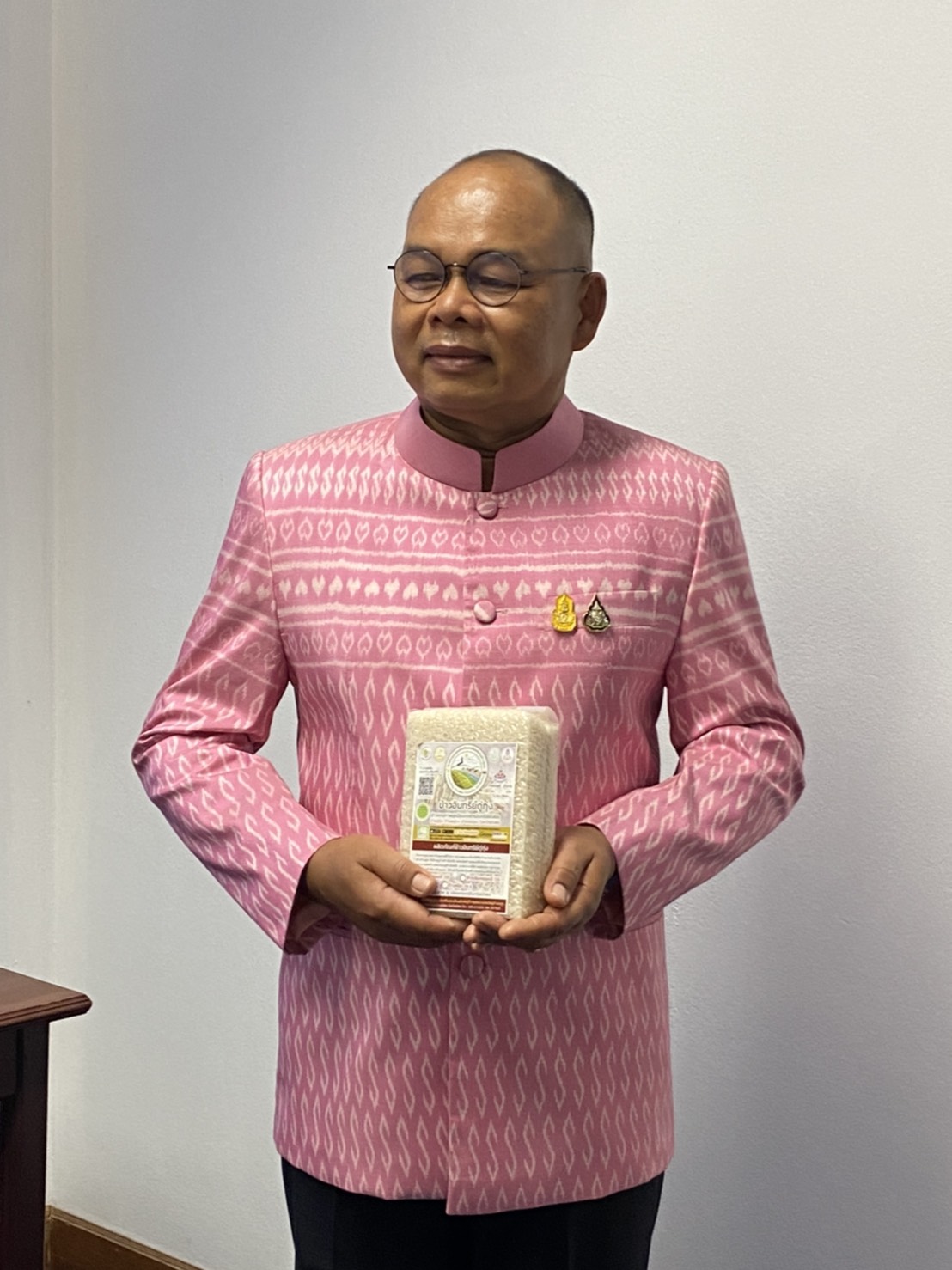 ??พ่อเมืองยโสธร พร้อมด้วยนายกเหล่ากาชาดจังหวัดยโสธร รองผู้ว่าราชการจังหวัดยโสธร และปลัดจังหวัดยโสธร เชิญชวนหน่วยงานและชาวจังหวัดยโสธรสวมใส่ผ้าไทย/ผ้าพื้นเมือง