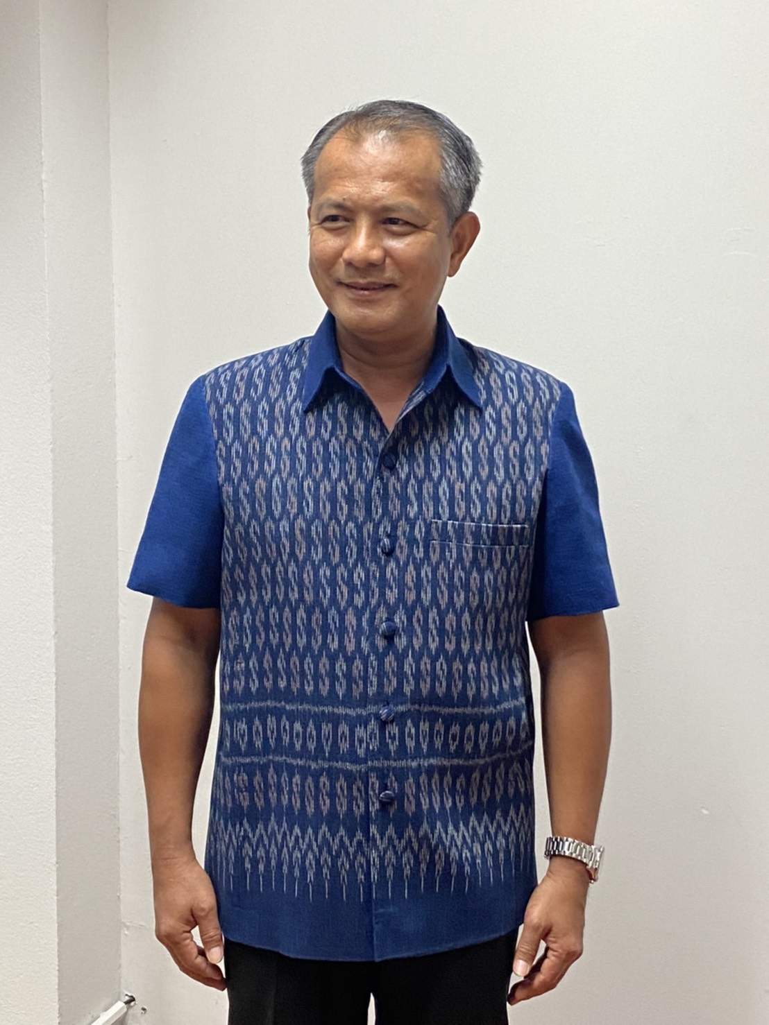 ??พ่อเมืองยโสธร พร้อมด้วยนายกเหล่ากาชาดจังหวัดยโสธร รองผู้ว่าราชการจังหวัดยโสธร และปลัดจังหวัดยโสธร เชิญชวนหน่วยงานและชาวจังหวัดยโสธรสวมใส่ผ้าไทย/ผ้าพื้นเมือง